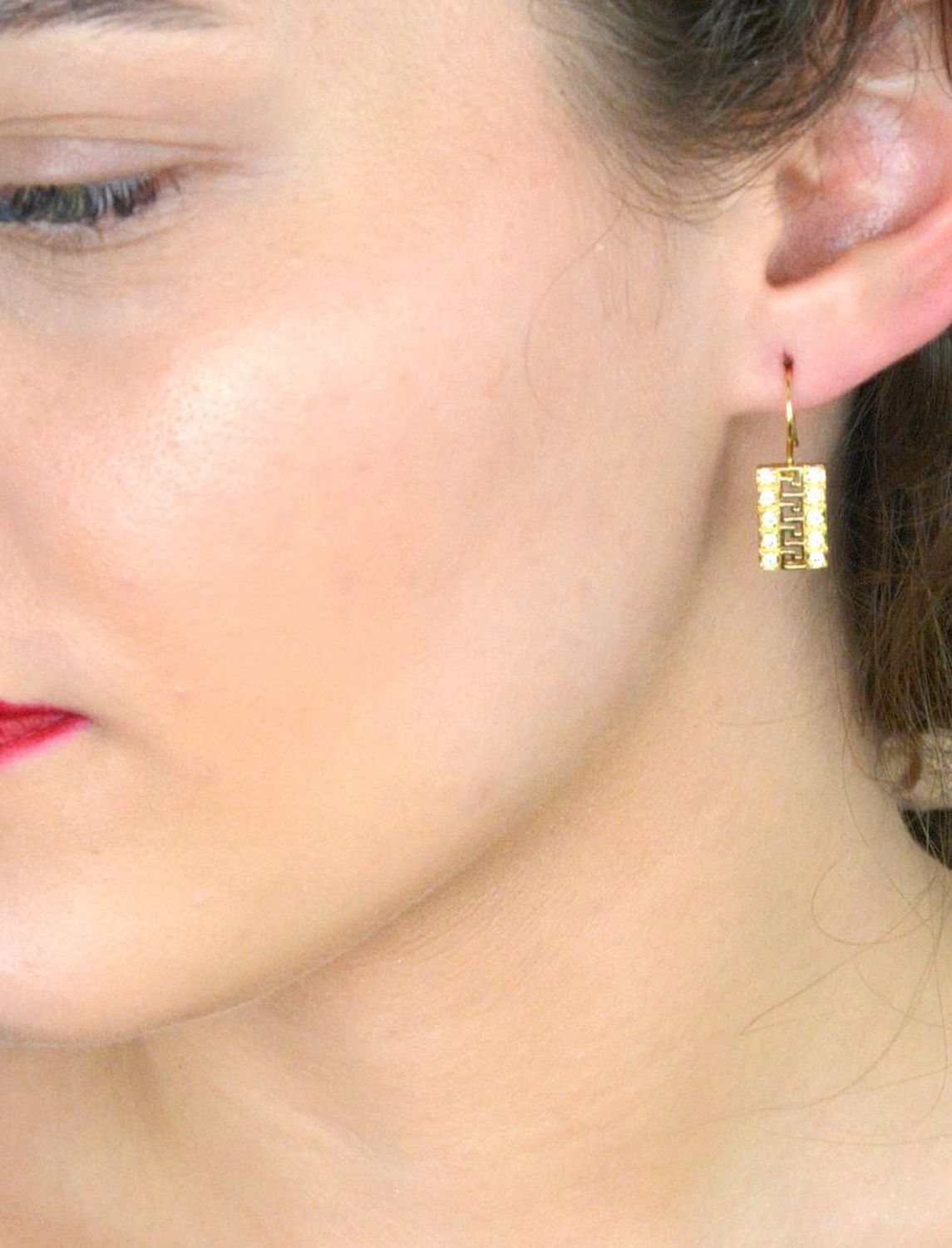 Kolczyki złote wiszące z drogą grecką i cyrkoniami pr 585, DIA-KLC-11121-585 e wyjątkowe kolczyki złote łączą w sobie klasyczny design z eleganckim, nowoczesnym akcentem.1.jpg