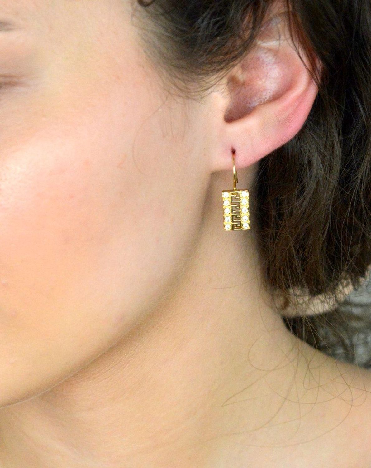 Kolczyki złote wiszące z drogą grecką i cyrkoniami pr 585, DIA-KLC-11121-585 e wyjątkowe kolczyki złote łączą w sobie klasyczny design z eleganckim, nowoczesnym akcentem.1.jpg