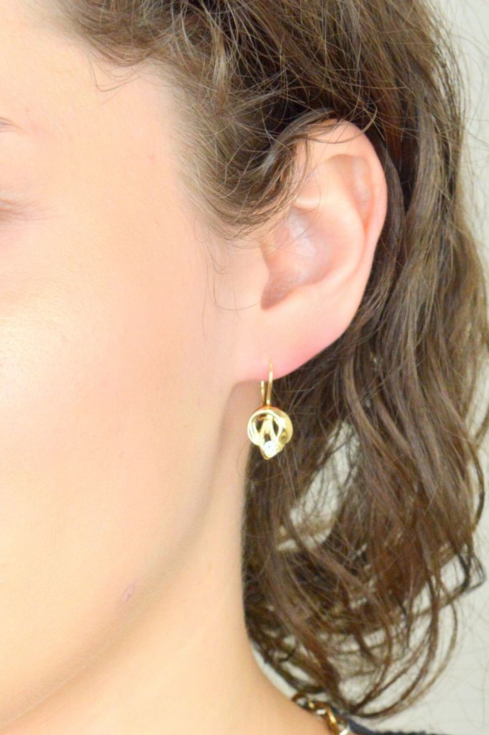 Kolczyki złote 585 damskie Gładkie z jedną cyrkonią DIA-KLC-11122-585 Kolczyki złote to elegancki wybór dla osób ceniących klasykę i subtelną elegancję. Wykonane z wysokiej jakości złota o próbie 585, charakteryzują się gładkim wykończeniem1.jpg