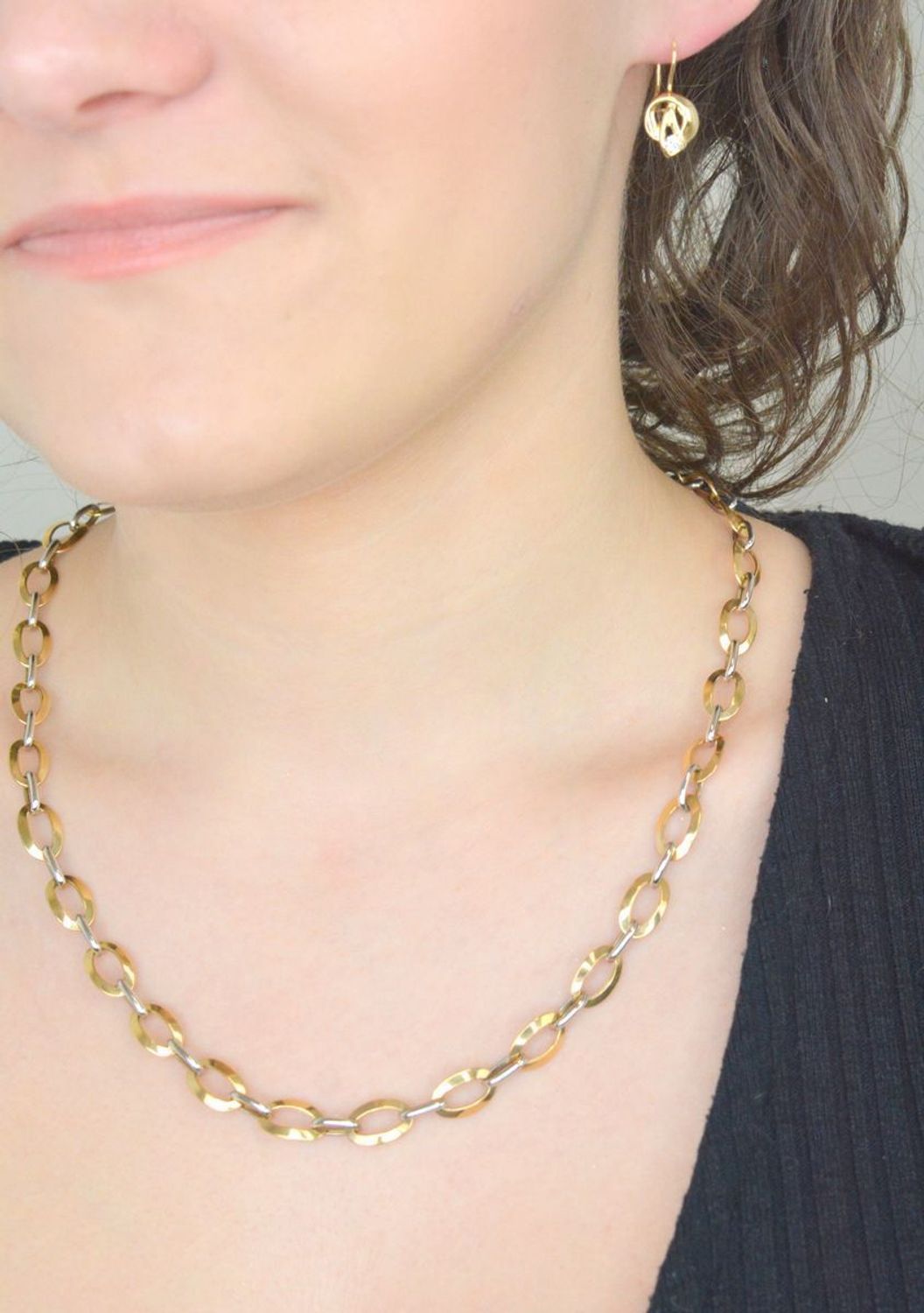 Kolczyki złote 585 damskie Gładkie z jedną cyrkonią DIA-KLC-11122-585 Kolczyki złote to elegancki wybór dla osób ceniących klasykę i subtelną elegancję. Wykonane z wysokiej jakości złota o próbie 585, charakteryzują się gładkim wykończeniem1.jpg