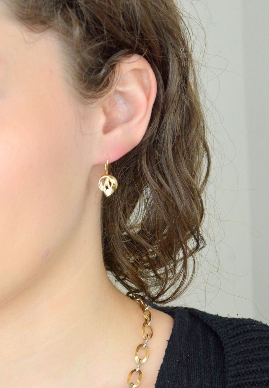 Kolczyki złote 585 damskie Gładkie z jedną cyrkonią DIA-KLC-11122-585 Kolczyki złote to elegancki wybór dla osób ceniących klasykę i subtelną elegancję. Wykonane z wysokiej jakości złota o próbie 585, charakteryzują się gładkim wykończeniem1.jpg