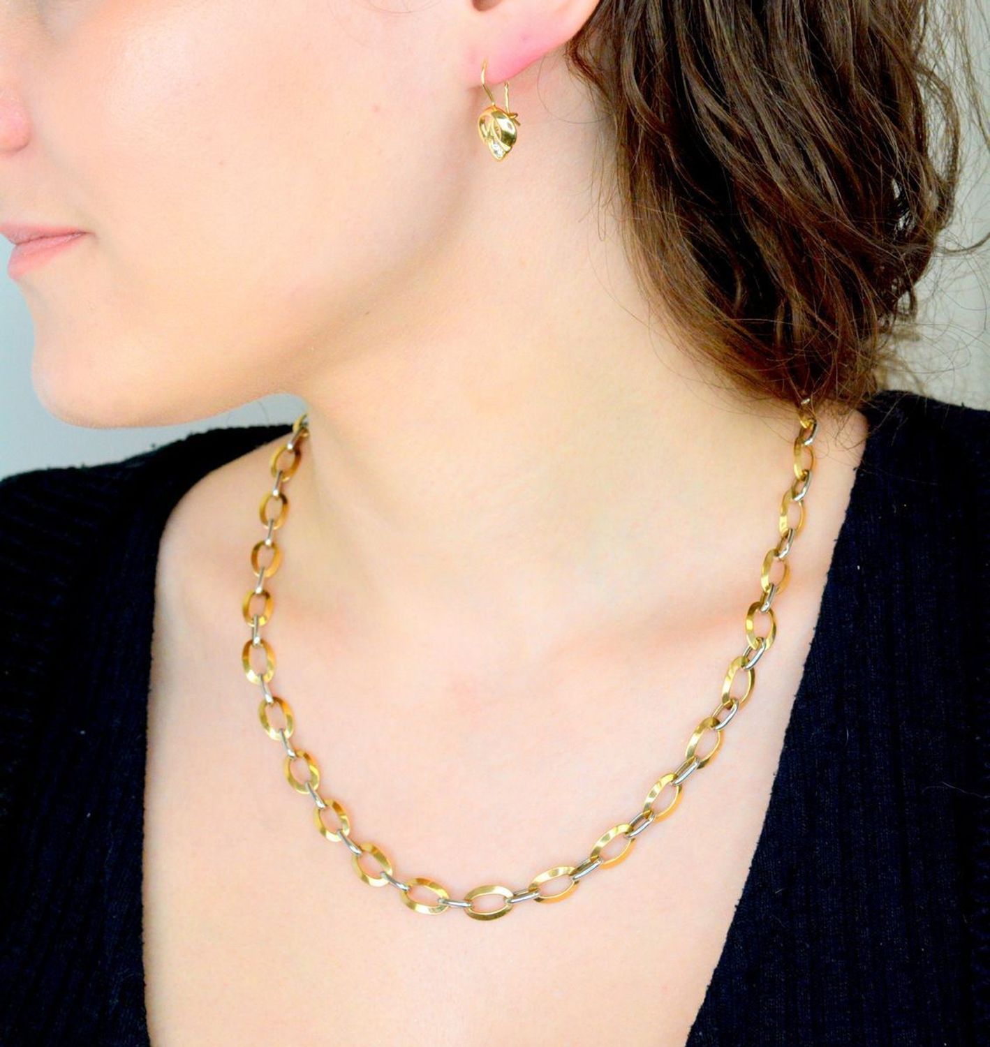 Kolczyki złote 585 damskie Gładkie z jedną cyrkonią DIA-KLC-11122-585 Kolczyki złote to elegancki wybór dla osób ceniących klasykę i subtelną elegancję. Wykonane z wysokiej jakości złota o próbie 585, charakteryzują się gładkim wykończeniem1.jpg