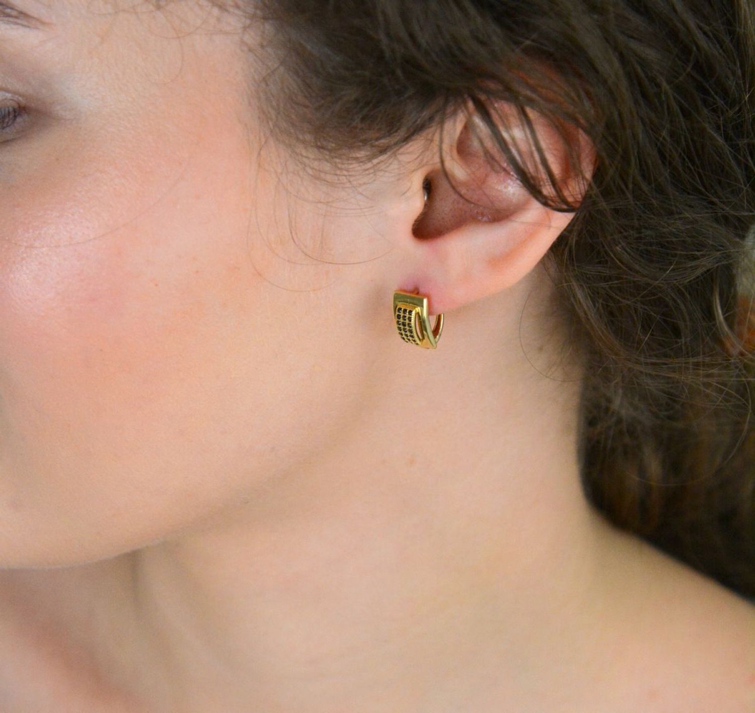 Kolczyki złote prostokątny zdobione czarną cyrkonią pr 585, DIA-KLC-11124-585 Eleganckie złote kolczyki w prostokątnym kształcie, ozdobione czarną cyrkonią, to wyjątkowa propozycja dla kobiet 1.jpg