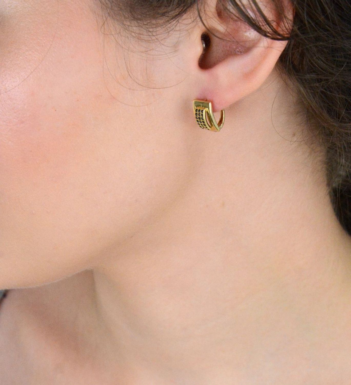 Kolczyki złote prostokątny zdobione czarną cyrkonią pr 585, DIA-KLC-11124-585 Eleganckie złote kolczyki w prostokątnym kształcie, ozdobione czarną cyrkonią, to wyjątkowa propozycja dla kobiet 1.jpg