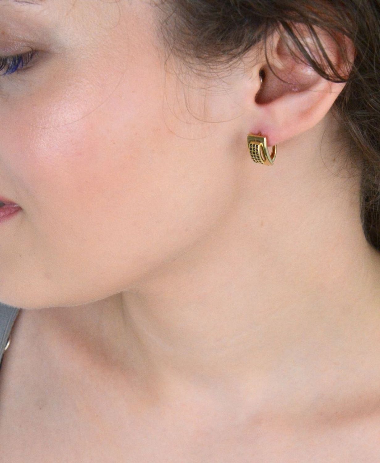 Kolczyki złote prostokątny zdobione czarną cyrkonią pr 585, DIA-KLC-11124-585 Eleganckie złote kolczyki w prostokątnym kształcie, ozdobione czarną cyrkonią, to wyjątkowa propozycja dla kobiet 1.jpg