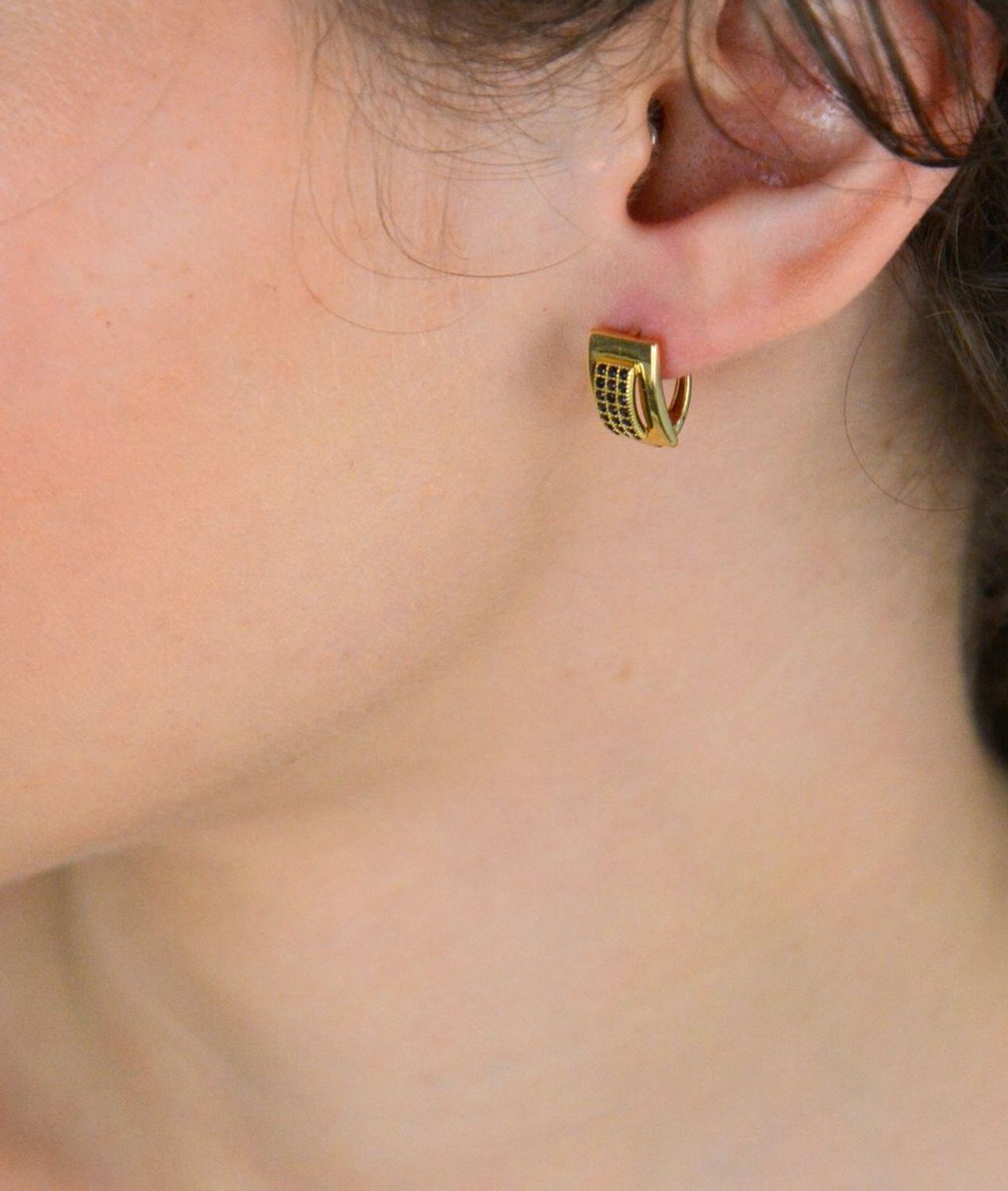 Kolczyki złote prostokątny zdobione czarną cyrkonią pr 585, DIA-KLC-11124-585 Eleganckie złote kolczyki w prostokątnym kształcie, ozdobione czarną cyrkonią, to wyjątkowa propozycja dla kobiet 1.jpg