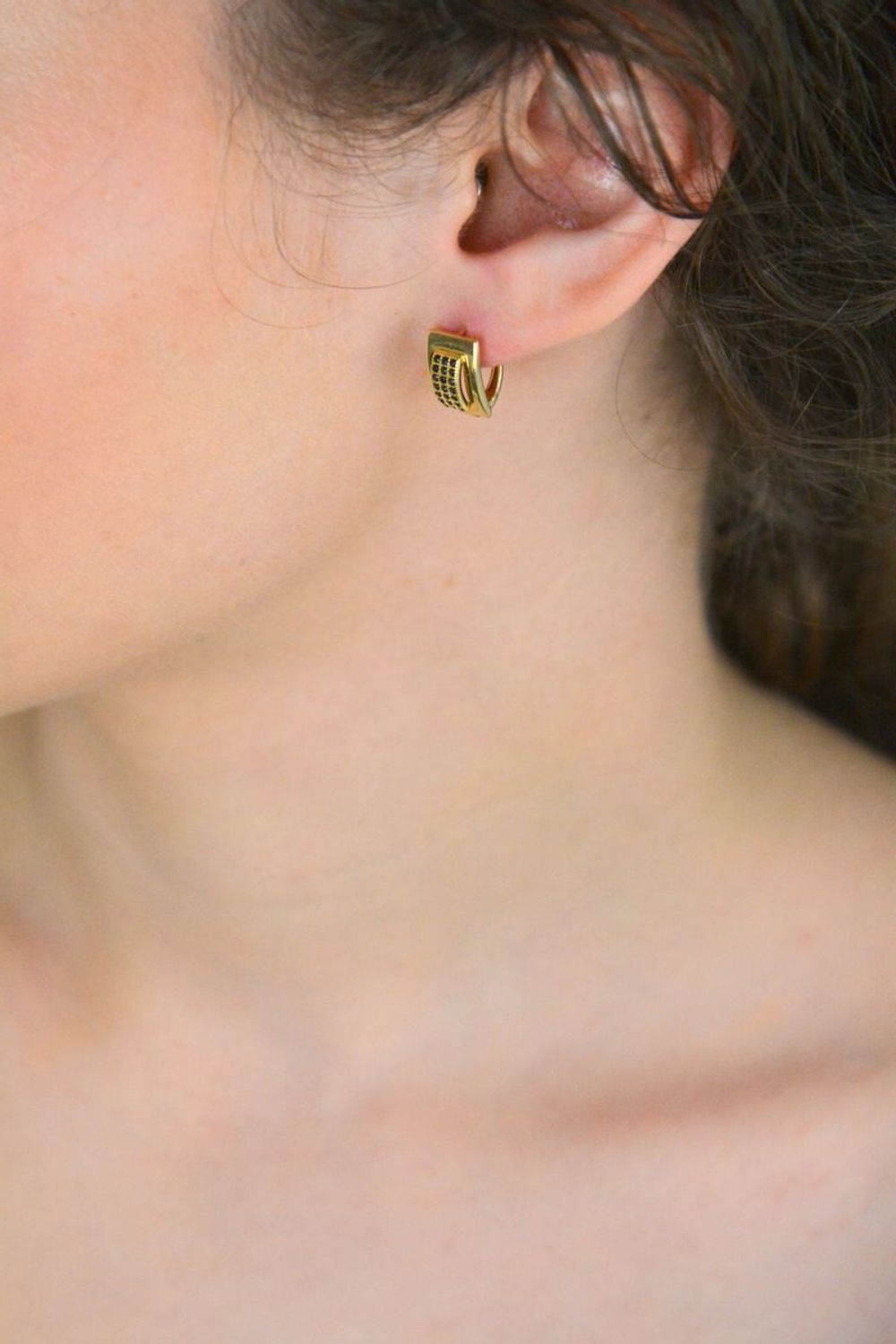 Kolczyki złote prostokątny zdobione czarną cyrkonią pr 585, DIA-KLC-11124-585 Eleganckie złote kolczyki w prostokątnym kształcie, ozdobione czarną cyrkonią, to wyjątkowa propozycja dla kobiet 1.jpg