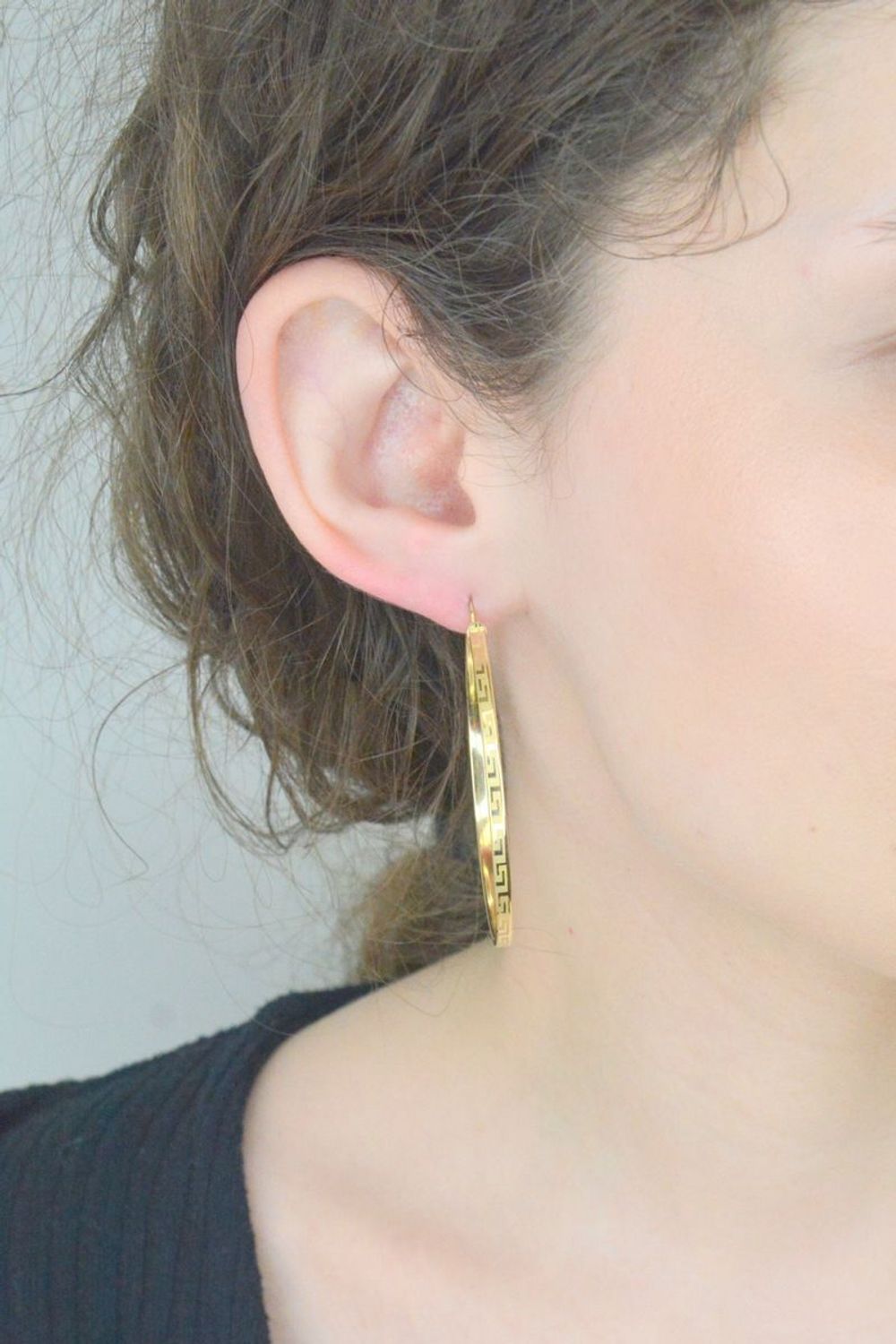 Kolczyki złote koła z drogą grecką pr 585, DIA-KLC-11131-585 Złote kolczyki wykonane z najwyższej jakości żółtego złota, próby 585. Kolczyki w formie koła ozdobione drogą grecką.1.jpg