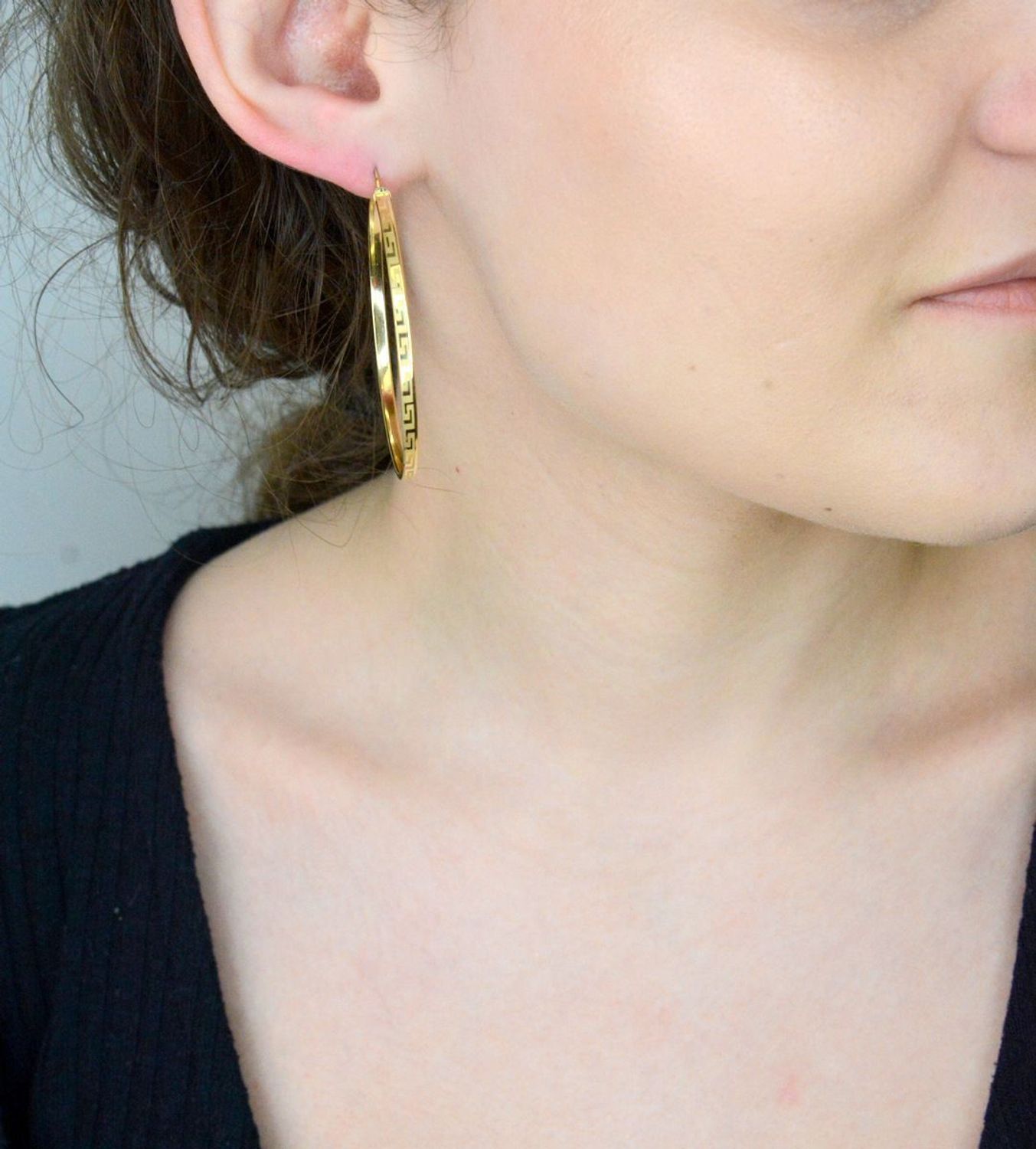 Kolczyki złote koła z drogą grecką pr 585, DIA-KLC-11131-585 Złote kolczyki wykonane z najwyższej jakości żółtego złota, próby 585. Kolczyki w formie koła ozdobione drogą grecką.1.jpg