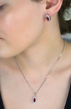 Eleganckie kolczyki ze srebra próby 925 w kształcie łezki z rubinową cyrkonią w centrum, otoczoną białymi cyrkoniami. Styl glamour, ponadczasowa forma – idealne na prezent i wyjątkowe okazje (2).JPG