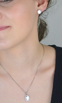 Kolczyki srebrne owalne w cyrkonie próba 925, DIA-KLC-11175-925 Eleganckie i subtelne – te kolczyki srebrne próby 925 o owalnym kształcie to idealny wybór dla kobiet, które cenią klasyczne wzornictwo i delikatny połysk (.JPG