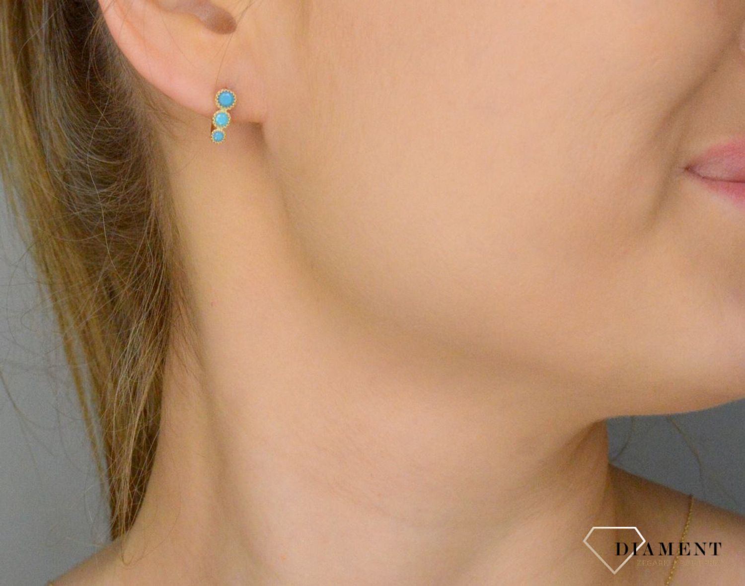 Damskie kolczyki złote 375 Kolczyki z trzema okrągłymi Turkusami Jubilerskimi DIA-KLC-11179-375. Złote Kolczyki na zapięcie angielskie typu lira . Złote kolczyki z turkusami Jubilerskimi. Damskie złote kolczyki idealne na p.webp