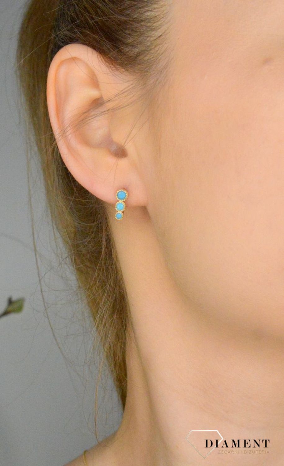 Damskie kolczyki złote 375 Kolczyki z trzema okrągłymi Turkusami Jubilerskimi DIA-KLC-11179-375. Złote Kolczyki na zapięcie angielskie typu lira . Złote kolczyki z turkusami Jubilerskimi. Damskie złote kolczyki idealne na p.webp