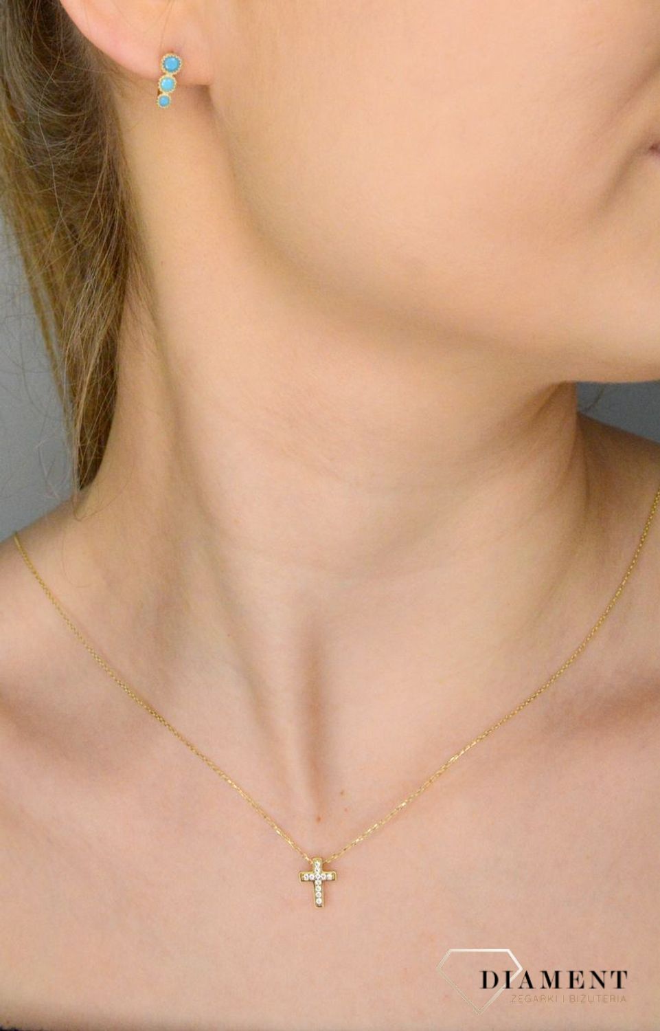 Damskie kolczyki złote 375 Kolczyki z trzema okrągłymi Turkusami Jubilerskimi DIA-KLC-11179-375. Złote Kolczyki na zapięcie angielskie typu lira . Złote kolczyki z turkusami Jubilerskimi. Damskie złote kolczyki idealne na p.webp