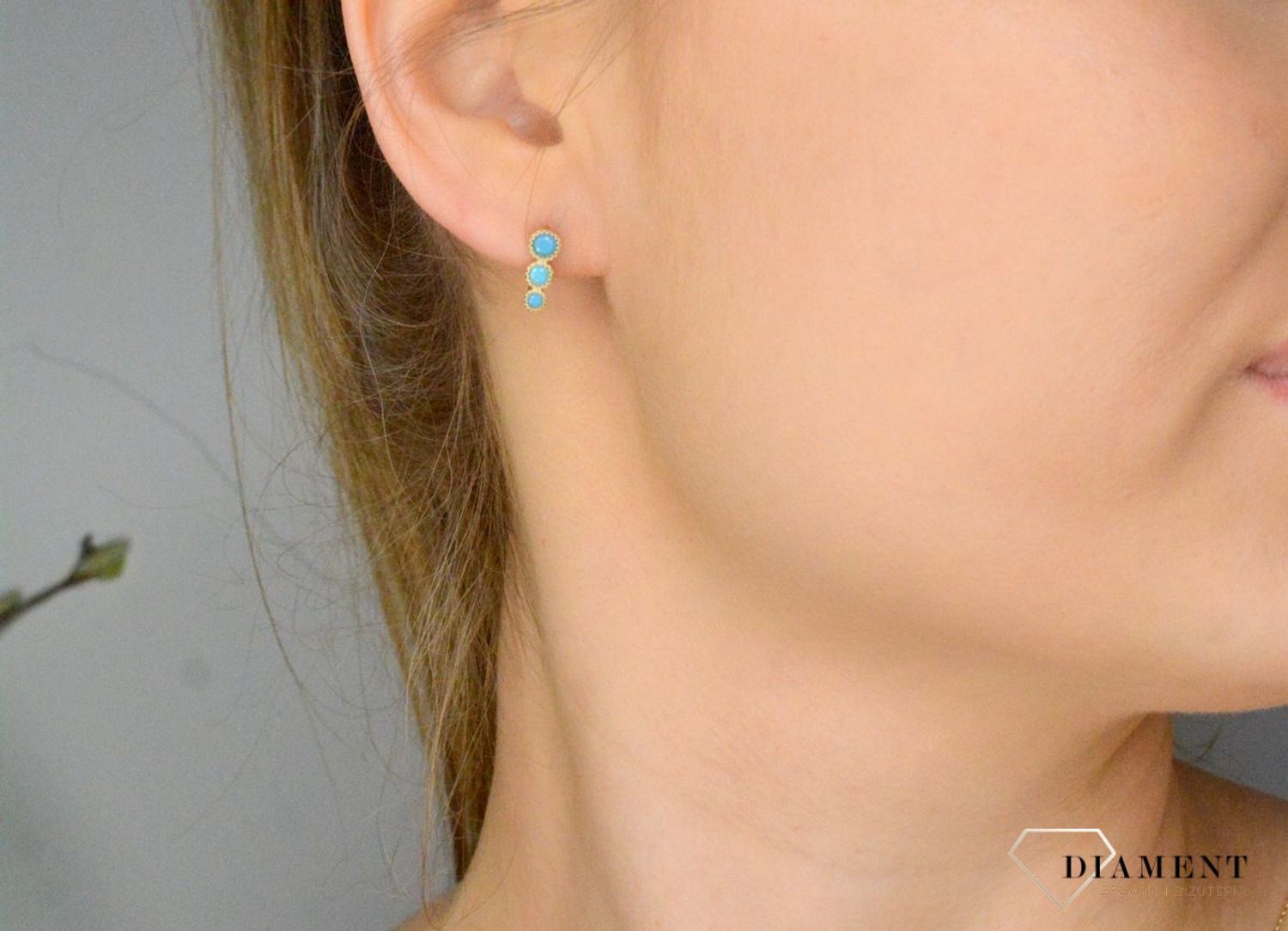 Damskie kolczyki złote 375 Kolczyki z trzema okrągłymi Turkusami Jubilerskimi DIA-KLC-11179-375. Złote Kolczyki na zapięcie angielskie typu lira . Złote kolczyki z turkusami Jubilerskimi. Damskie złote kolczyki idealne na p.webp