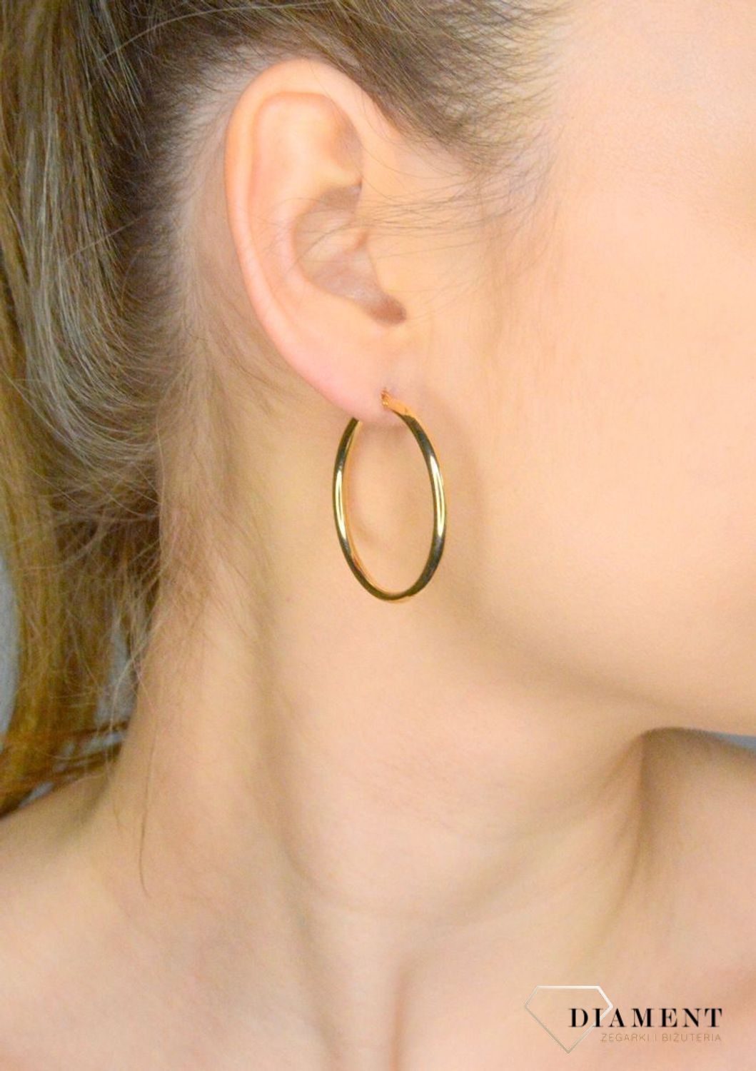 Złote kolczyki damskie 375 złote kolczyki koła DIA-KLC-11181-375  Damska złota biżuteria, to idealny pomysł na prezent. Złota kolczyki damskie o formie gładkich kółek. Kolczyki damskie wygodne i ponadczasowe..webp