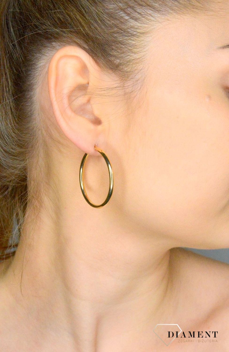 Złote kolczyki damskie 375 złote kolczyki koła DIA-KLC-11181-375  Damska złota biżuteria, to idealny pomysł na prezent. Złota kolczyki damskie o formie gładkich kółek. Kolczyki damskie wygodne i ponadczasowe..webp