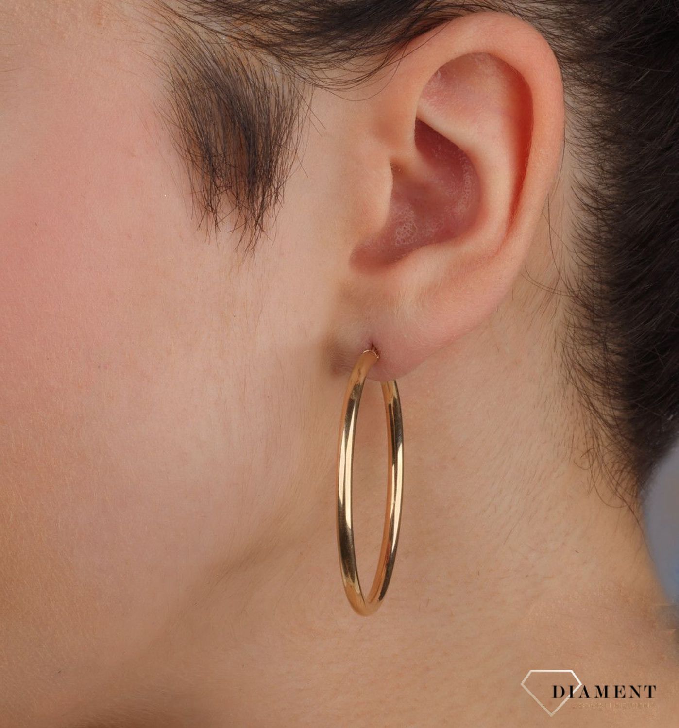 Złote kolczyki damskie 375 złote kolczyki koła DIA-KLC-11182-375 Damska złota biżuteria, to idealny pomysł na prezent. Złota kolczyki damskie o formie gładkich kółek. Kolczyki damskie wygodne i ponadczasowe..webp