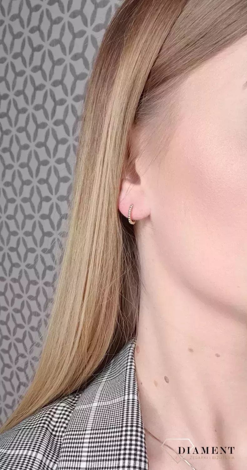 Złote kolczyki damskie 375 złote kolczyki  koła wykonane z kuleczek DIA-KLC-11184-375 Złote kolczyki damski o ponadczasowej formie kółek. Małe kolczyki koła idealne na prezent dla  każdej kobiety. Złote damskie kolc.webp