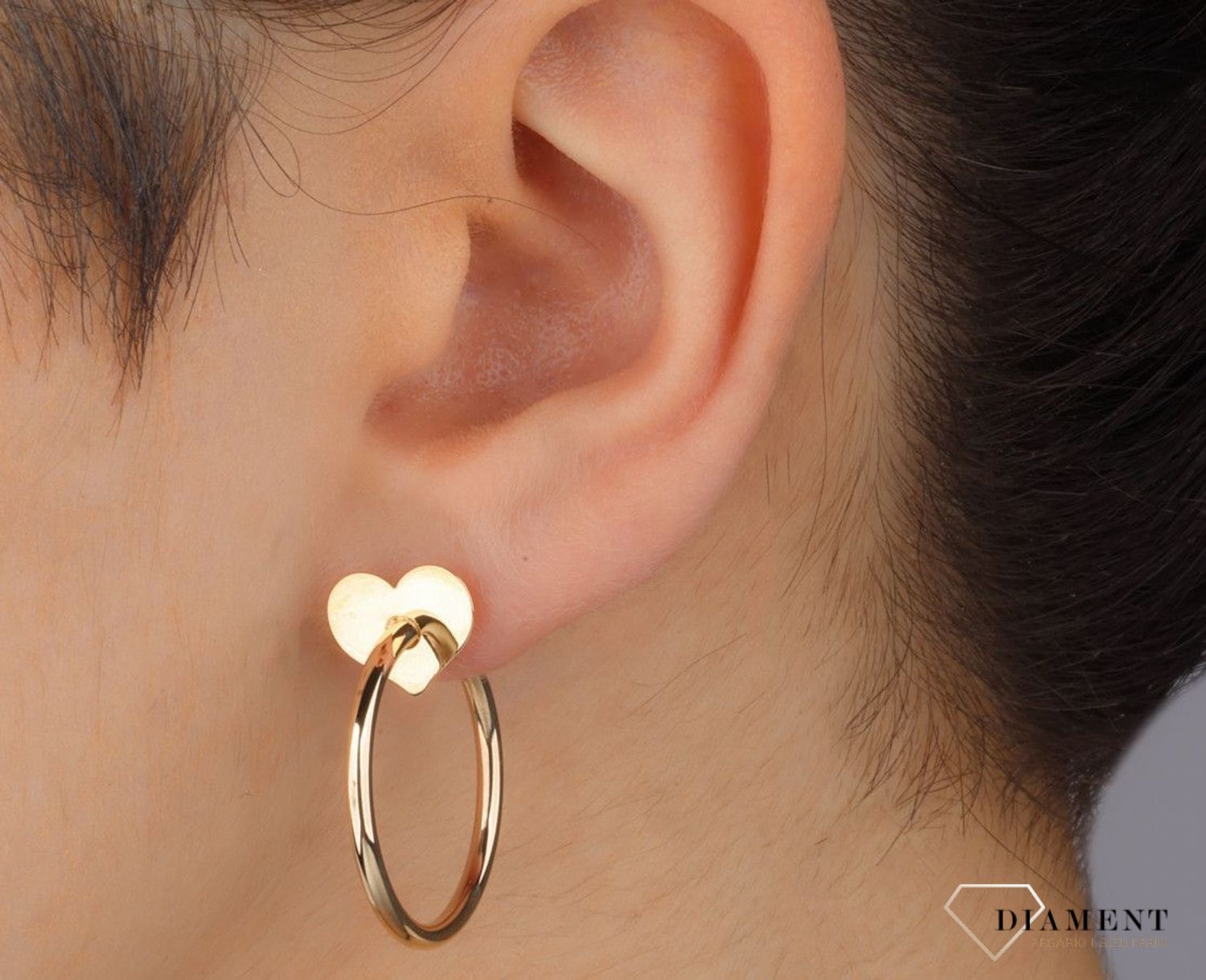 Złote kolczyki damskie 375 Kolczyki koła z wiszącymi sercami DIA-KLC-11185-375 Damska złota biżuteria, to idealny pomysł na prezent. Złota kolczyki damskie o formie gładkich kółek. Kolczyki damskie wygodne i ponadczasowe..webp