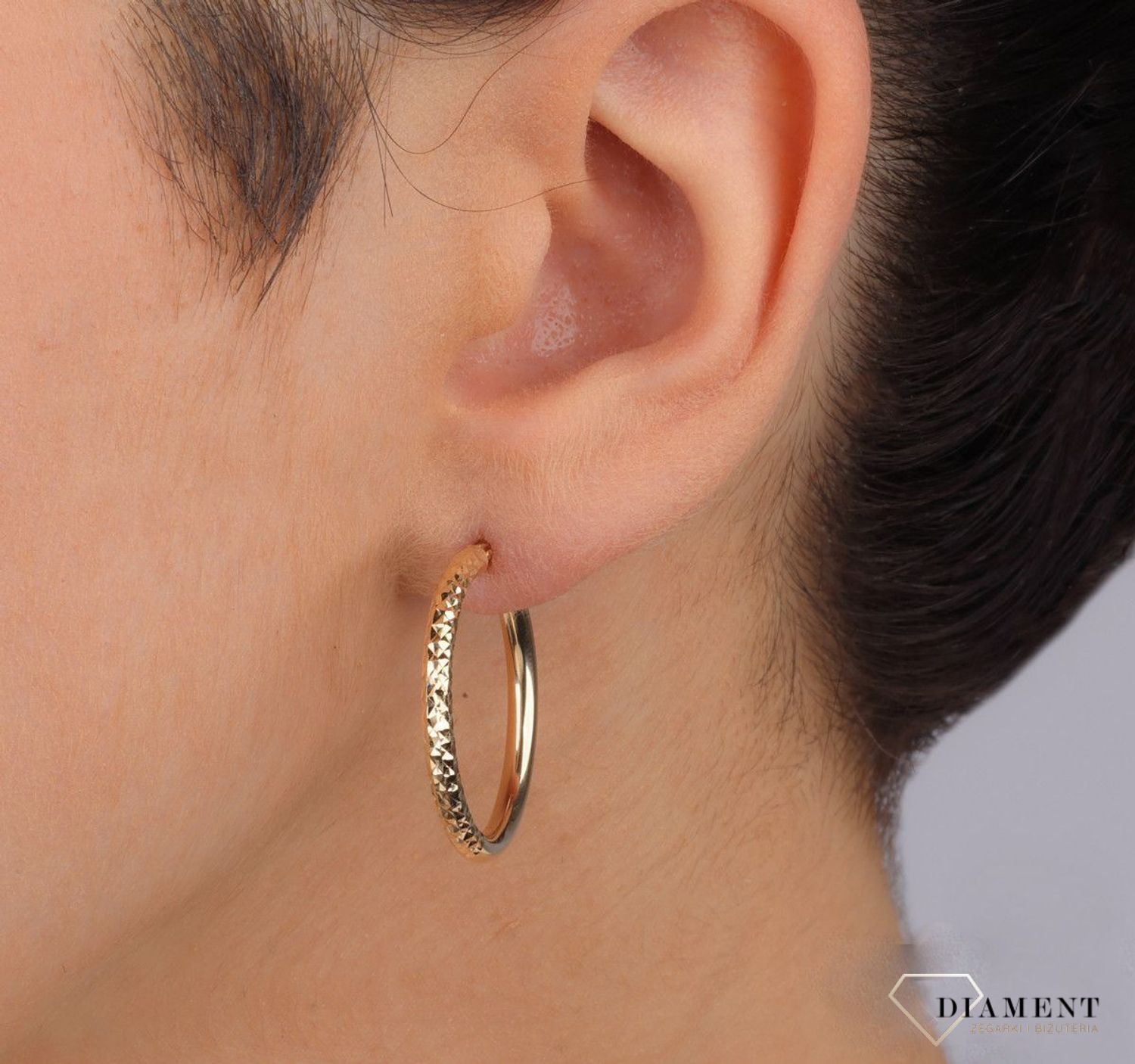 Damskie kolczyki złote 375 Kolczyki grawerowane na połowie DIA-KLC-11192-375 Złote kolczyki wykonane z najwyższej jakości żółtego złota, próby 375. Kolczyki o formie koła. Kolczyki złote wiszące idealne na prezent..webp