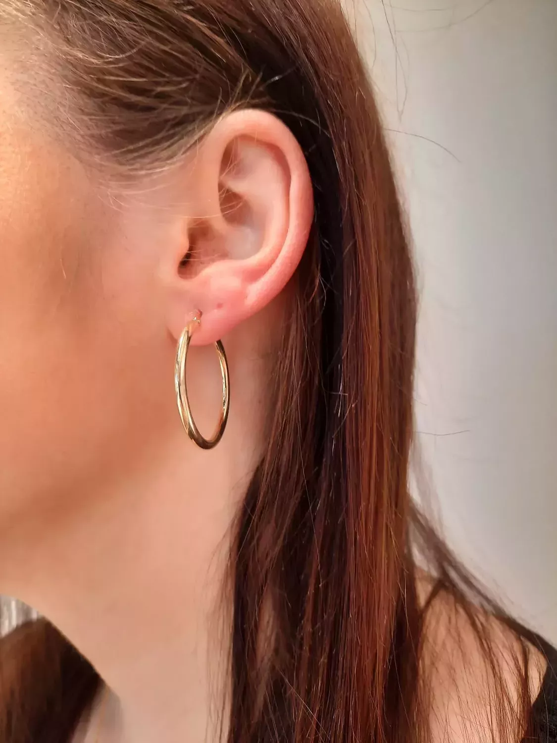 Złote kolczyki damskie 585 złote kolczyki koła DIA-KLC-11201-585 Damska złota biżuteria, to idealny pomysł na prezent. Złota kolczyki damskie o formie gładkich kółek. Kolczyki damskie wygodne i ponadczasowe..webp