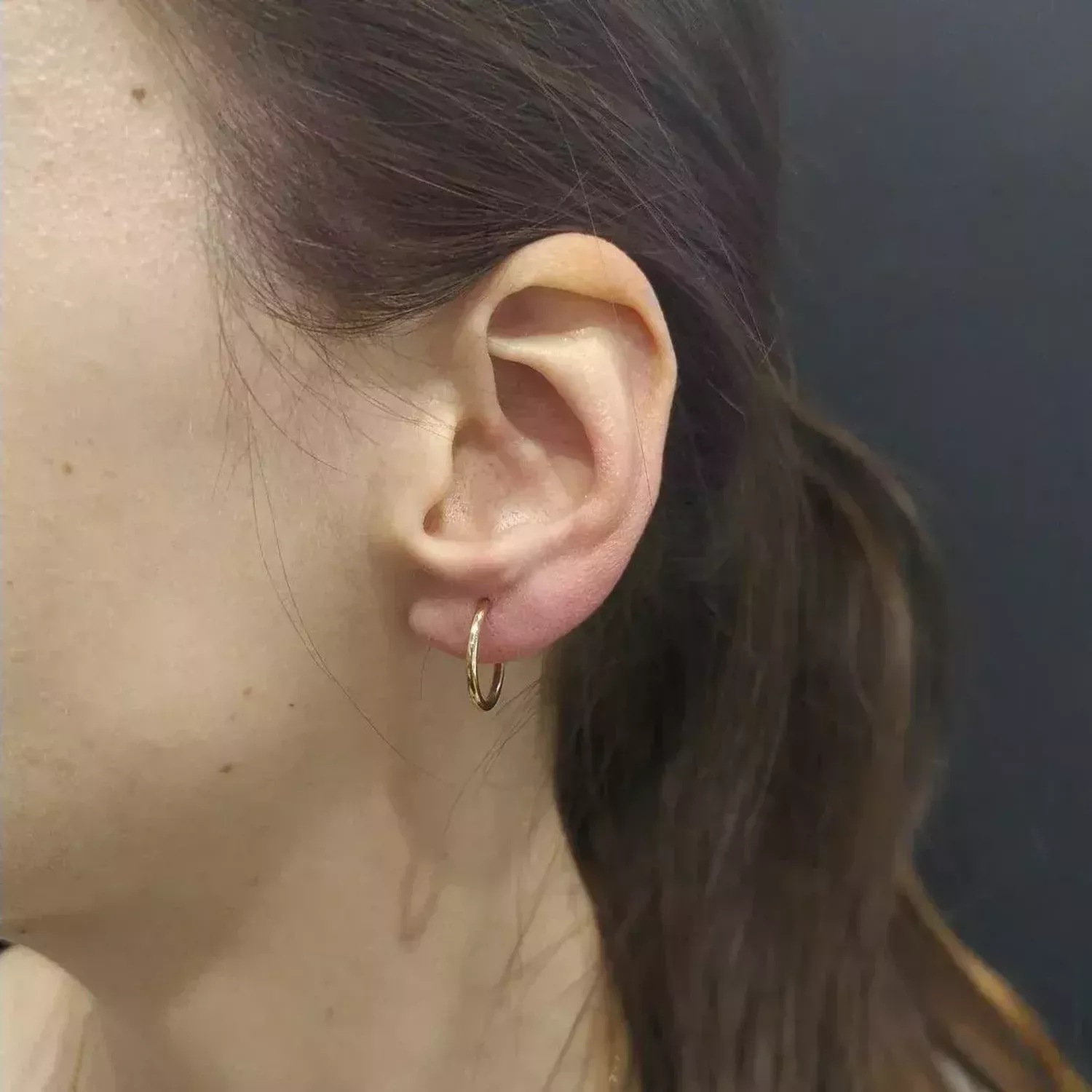 Złote kolczyki damskie  Wąskie koła  585  DIA-KLC-11204-585. Złote kolczyki damski o ponadczasowej formie kółek. Wąskie kolczyki koła idealne na prezent dla  każdej kobiety. Złote damskie kolczyki.webp