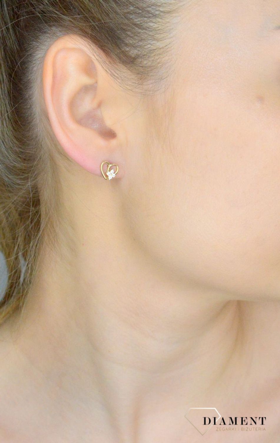 Kolczyki złote damskie 375 Serduszka z kwiatkiem z cyrkonii DIA-KLC-11233-375 Damskie kolczyki wykonane ze złota próby 375. Kolczyki mają kształt serduszka, która dodatkowo ozdobione jest cyrkoniami, tworzącymi kształt kwiat.jpg