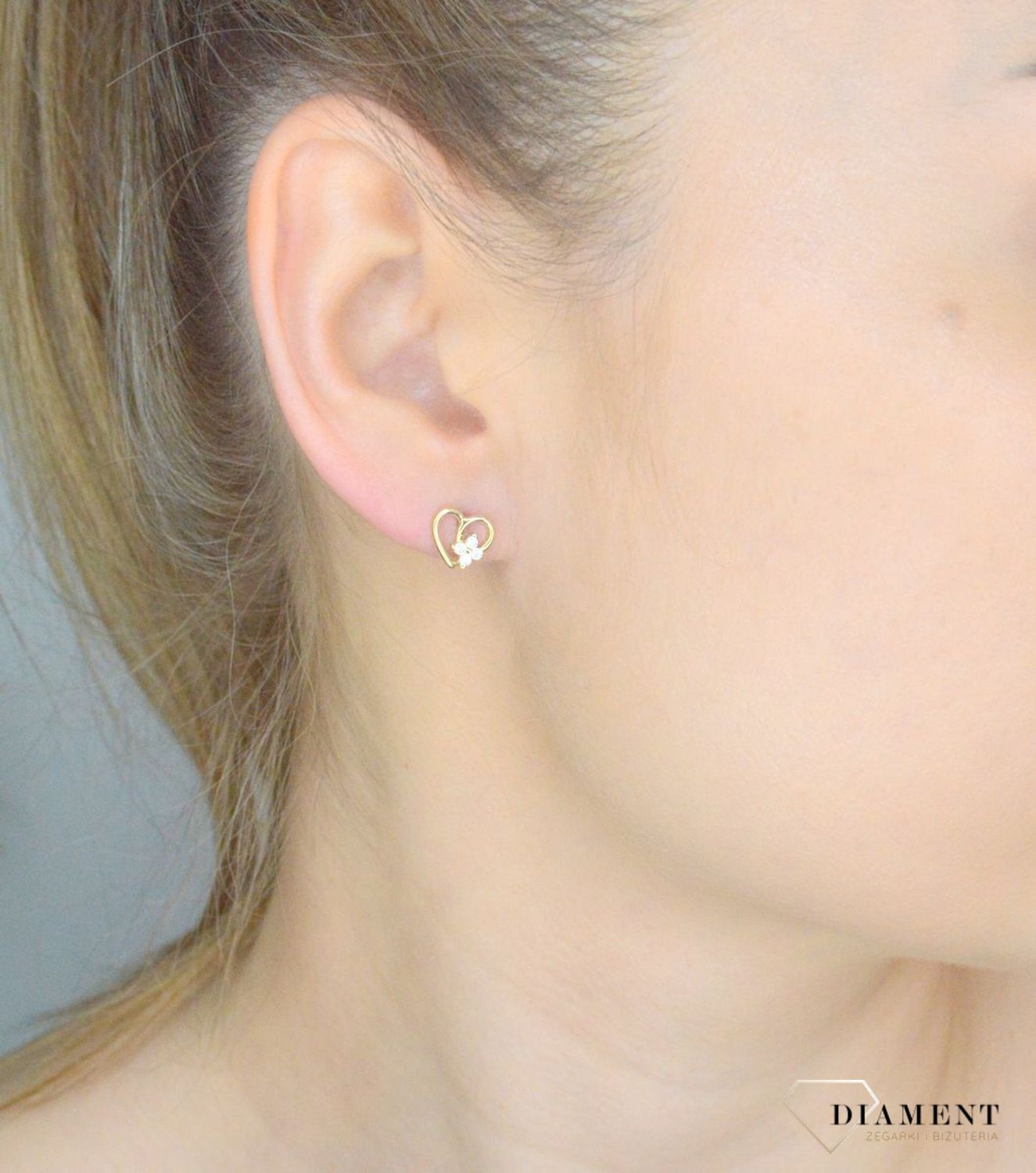 Kolczyki złote damskie 375 Serduszka z kwiatkiem z cyrkonii DIA-KLC-11233-375 Damskie kolczyki wykonane ze złota próby 375. Kolczyki mają kształt serduszka, która dodatkowo ozdobione jest cyrkoniami, tworzącymi kształt kwiat.jpg