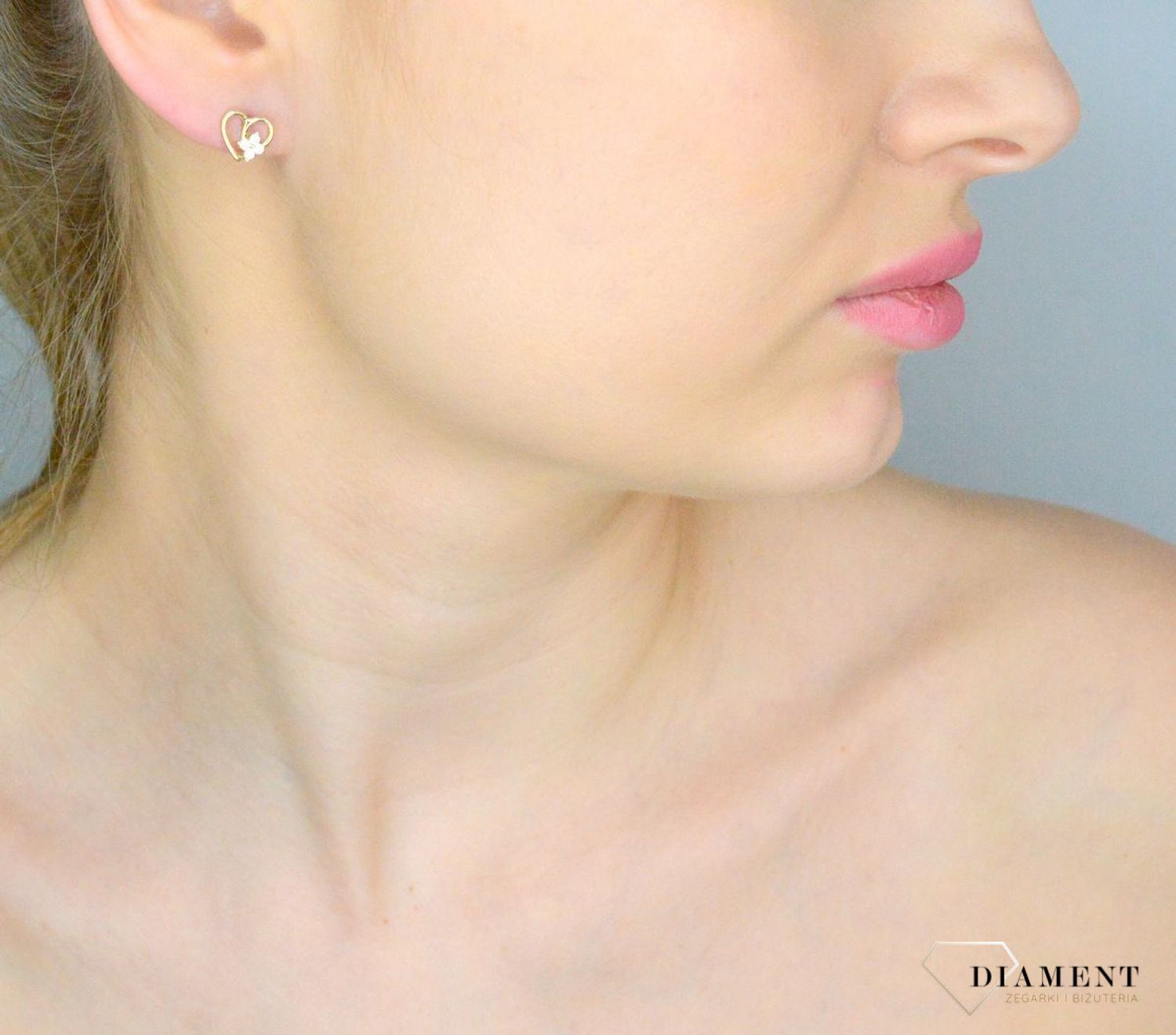 Kolczyki złote damskie 375 Serduszka z kwiatkiem z cyrkonii DIA-KLC-11233-375 Damskie kolczyki wykonane ze złota próby 375. Kolczyki mają kształt serduszka, która dodatkowo ozdobione jest cyrkoniami, tworzącymi kształt kwiat.jpg