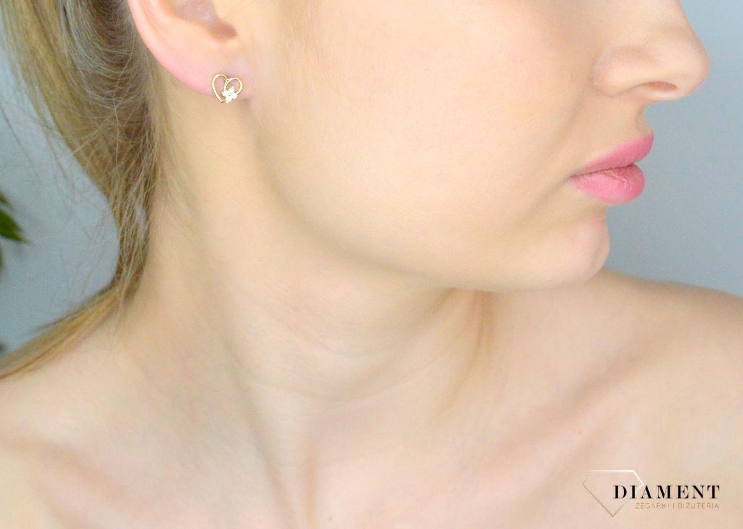 Kolczyki złote damskie 375 Serduszka z kwiatkiem z cyrkonii DIA-KLC-11233-375 Damskie kolczyki wykonane ze złota próby 375. Kolczyki mają kształt serduszka, która dodatkowo ozdobione jest cyrkoniami, tworzącymi kształt kwiat.jpg