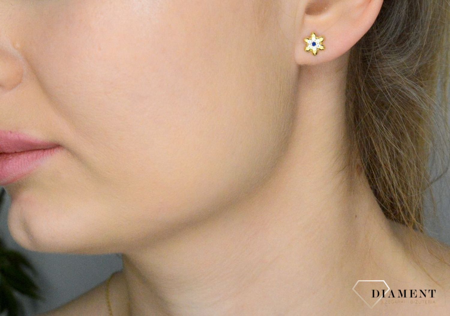 Kolczyki damskie złote 375 Wkrętki kwiatki z szafirową i białymi cyrkoniami.png