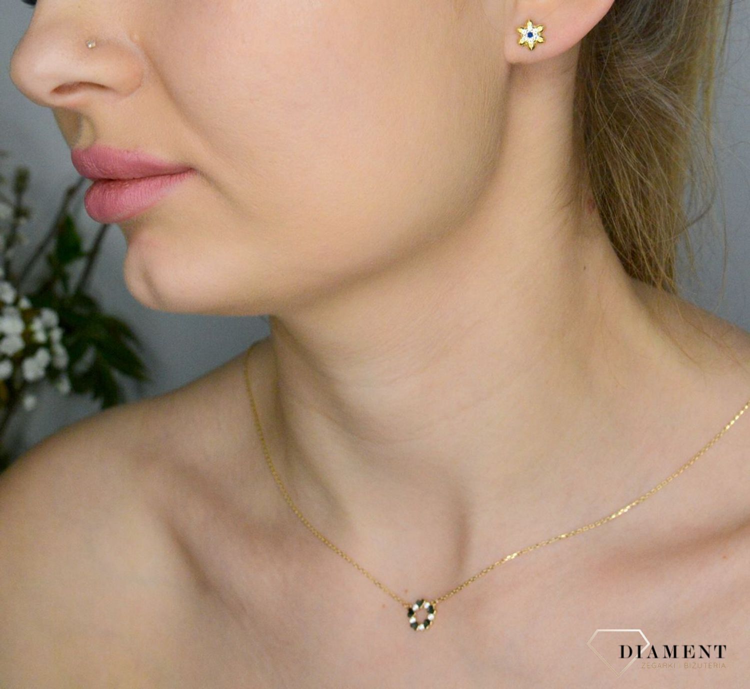 Kolczyki damskie złote 375 Wkrętki kwiatki z szafirową i białymi cyrkoniami.png