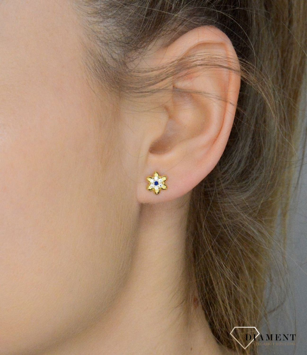 Kolczyki damskie złote 375 Wkrętki kwiatki z szafirową i białymi cyrkoniami.png