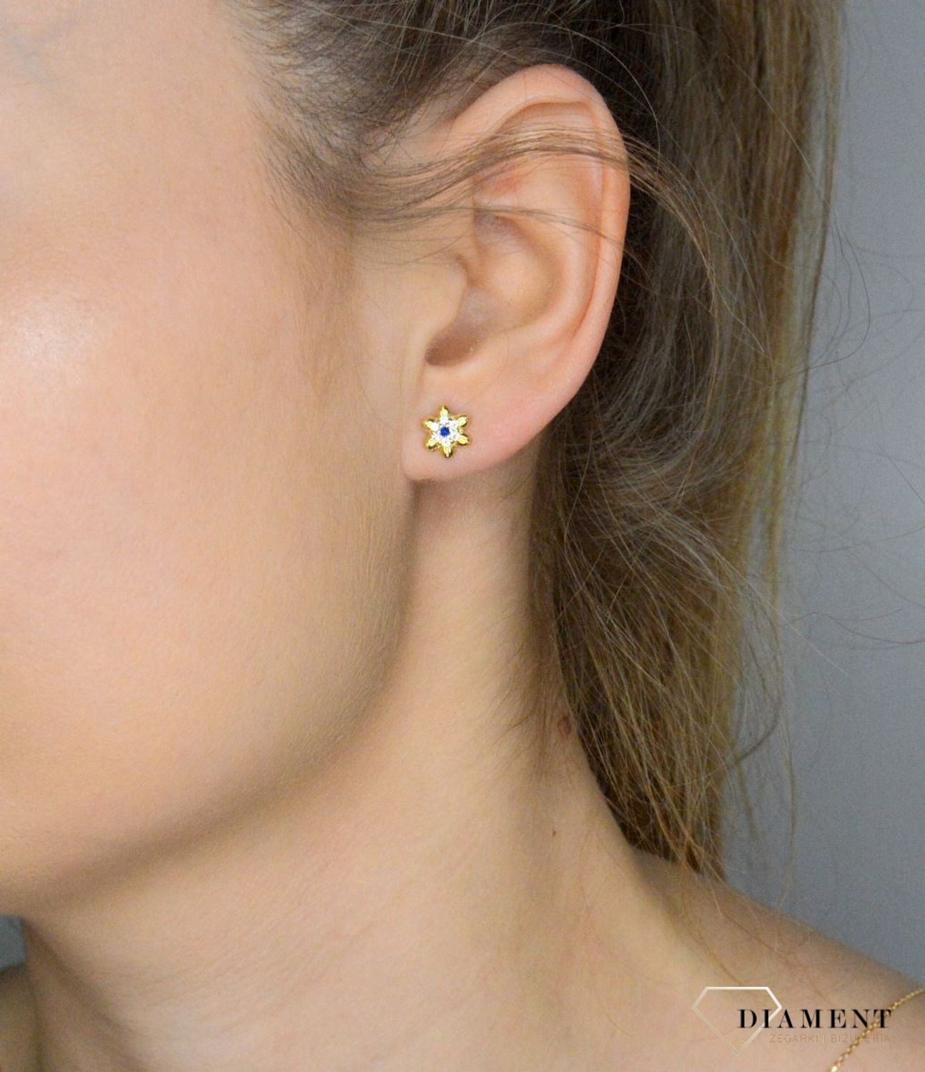 Kolczyki damskie złote 375 Wkrętki kwiatki z szafirową i białymi cyrkoniami.png