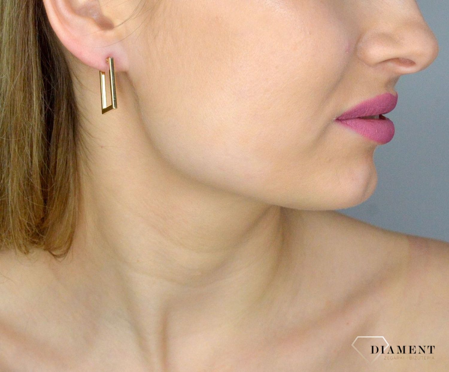 Kolczyki złote prostokątne kółka DIA-KLC-11241-375.Stylowe kolczyki wykonane ze złota próby 375. Kolczyki mają kształt prostokątnego kółka które świetnie pasują jako dodatek do codziennych stylizacji.webp