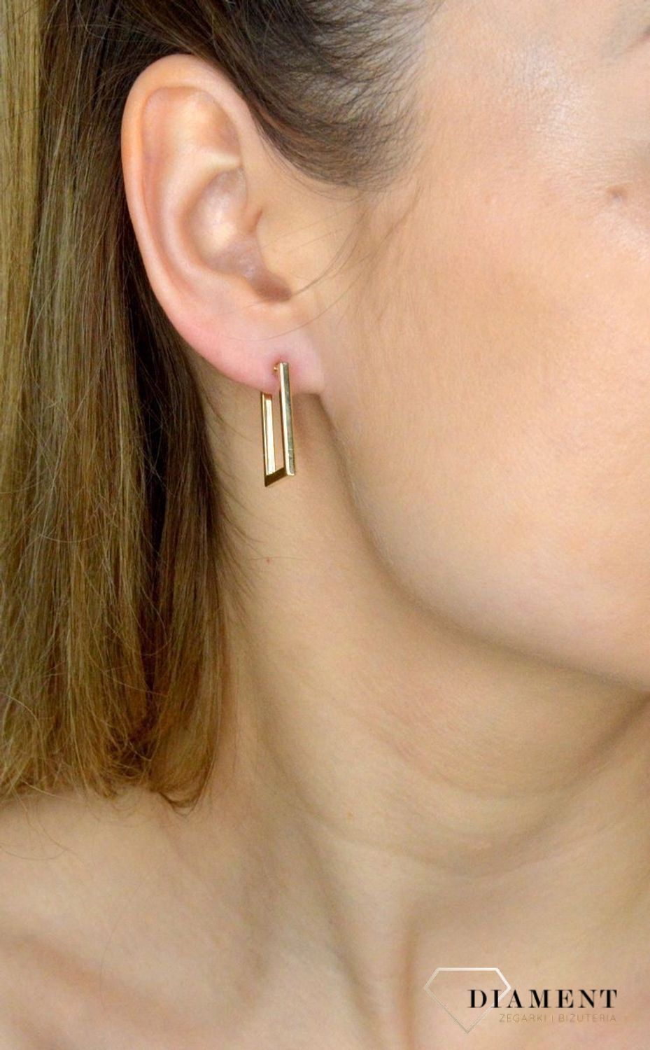 Kolczyki złote prostokątne kółka DIA-KLC-11241-375.Stylowe kolczyki wykonane ze złota próby 375. Kolczyki mają kształt prostokątnego kółka które świetnie pasują jako dodatek do codziennych stylizacji.webp