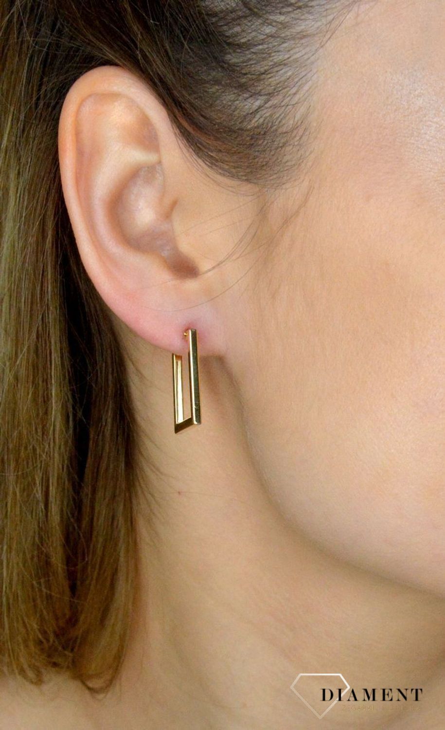 Kolczyki złote prostokątne kółka DIA-KLC-11241-375.Stylowe kolczyki wykonane ze złota próby 375. Kolczyki mają kształt prostokątnego kółka które świetnie pasują jako dodatek do codziennych stylizacji.webp