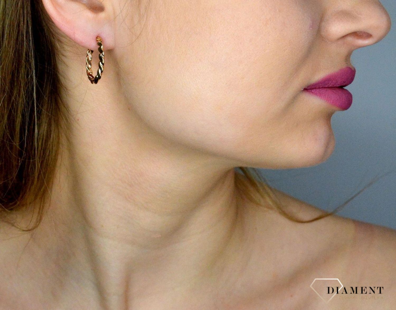 Kolczyki złote kółka z motywem sznura DIA-KLC-11242-375. Subtelne kolczyki wykonane z wysokiej jakości złota próby 375. Kolczyki mają kształt kółka ze zdobieniem w formie sznura. .webp