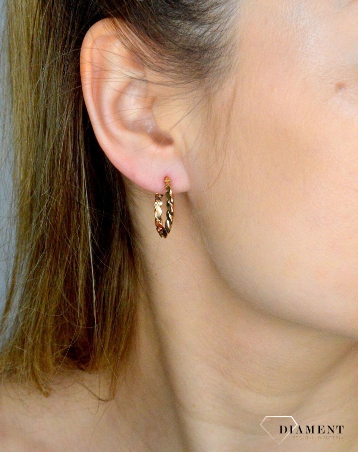 Kolczyki złote kółka z motywem sznura DIA-KLC-11242-375. Subtelne kolczyki wykonane z wysokiej jakości złota próby 375. Kolczyki mają kształt kółka ze zdobieniem w formie sznura. .webp