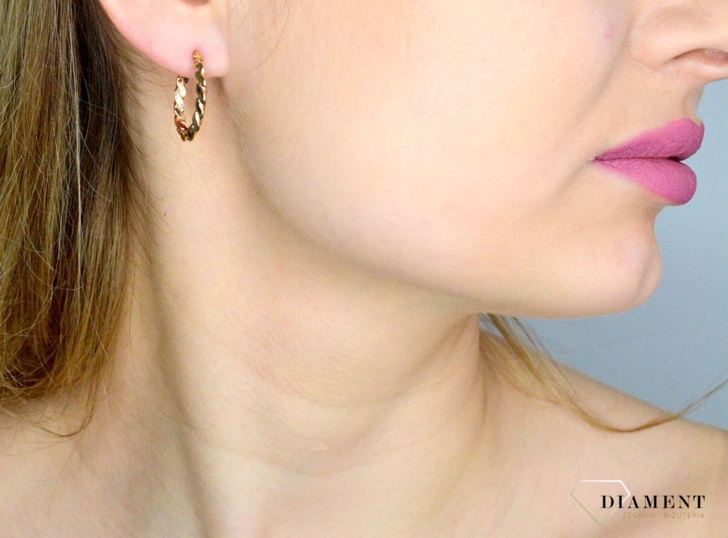 Kolczyki złote kółka z motywem sznura DIA-KLC-11242-375. Subtelne kolczyki wykonane z wysokiej jakości złota próby 375. Kolczyki mają kształt kółka ze zdobieniem w formie sznura. .webp