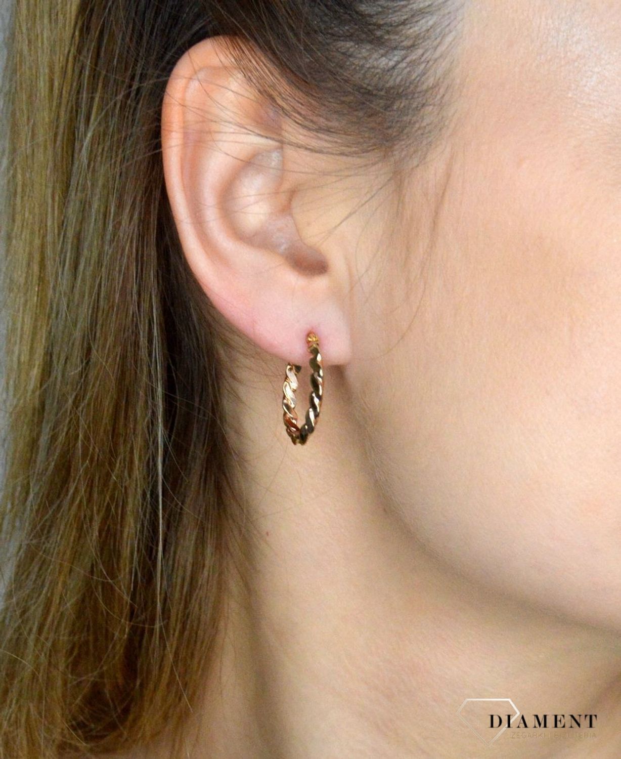 Kolczyki złote kółka z motywem sznura DIA-KLC-11242-375. Subtelne kolczyki wykonane z wysokiej jakości złota próby 375. Kolczyki mają kształt kółka ze zdobieniem w formie sznura. .webp