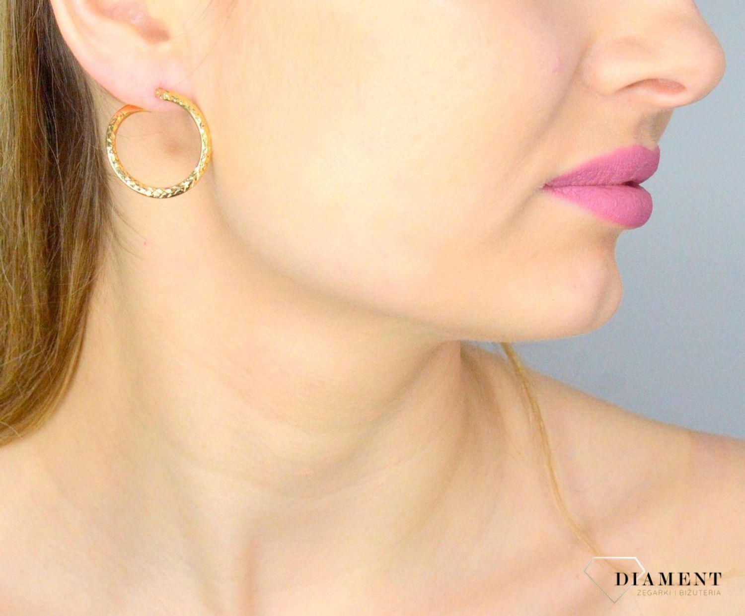 Kolczyki złote grawerowane kółka DIA-KLC-11243-375. Stylowe kolczyki wykonane ze złota próby 375. Kolczyki mają kształt kółka z ozdobnym grawerem z przodu. .webp