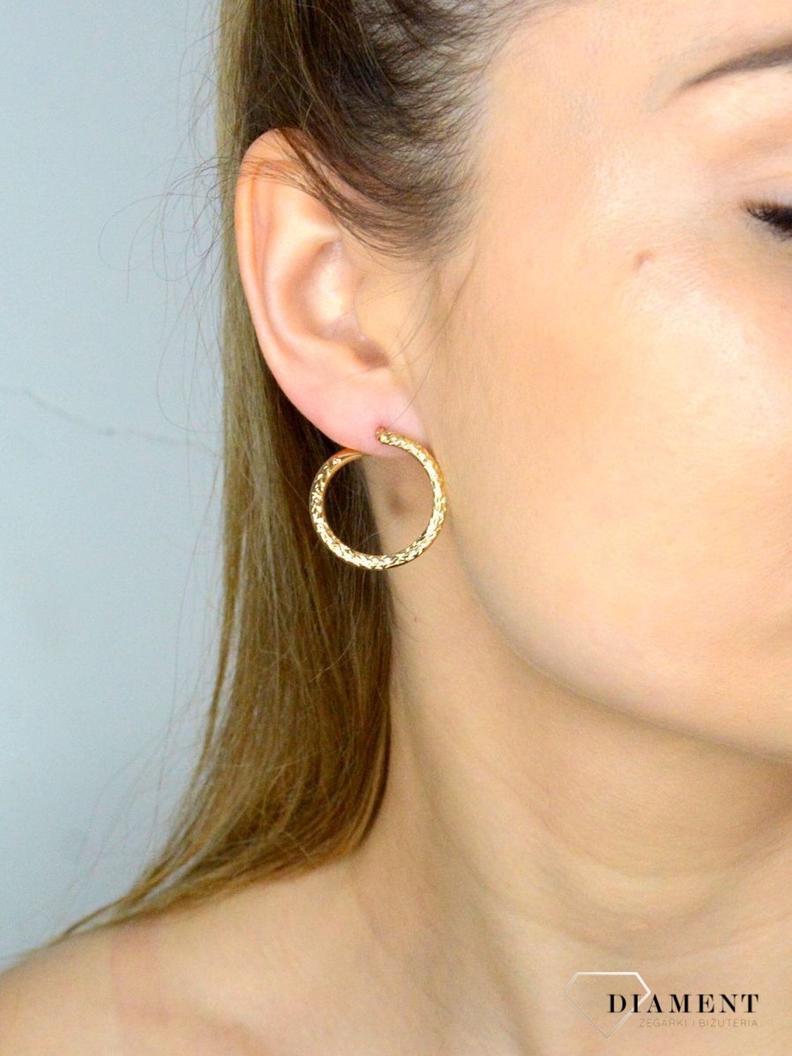 Kolczyki złote grawerowane kółka DIA-KLC-11243-375. Stylowe kolczyki wykonane ze złota próby 375. Kolczyki mają kształt kółka z ozdobnym grawerem z przodu. .webp