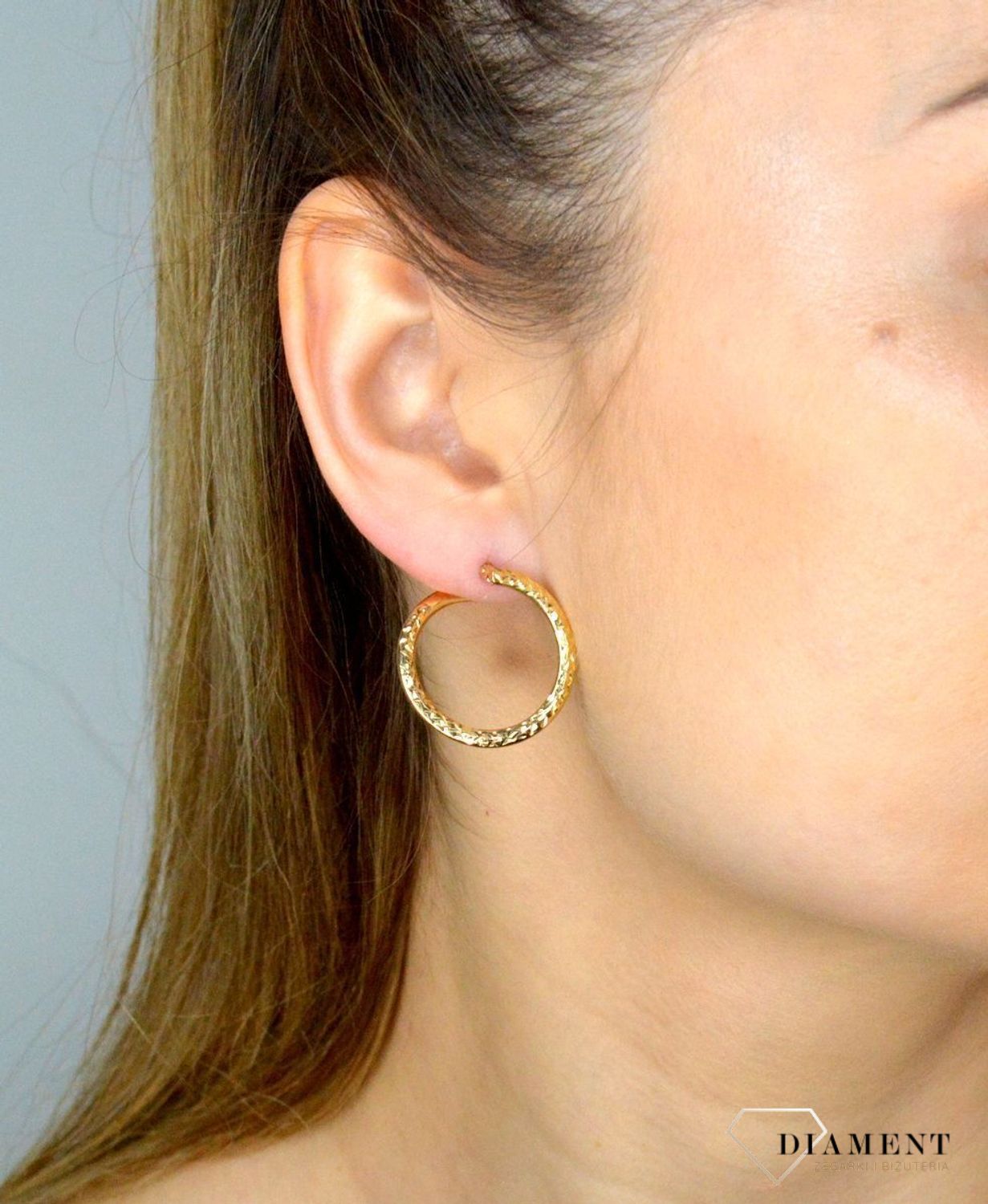 Kolczyki złote grawerowane kółka DIA-KLC-11243-375. Stylowe kolczyki wykonane ze złota próby 375. Kolczyki mają kształt kółka z ozdobnym grawerem z przodu. .webp