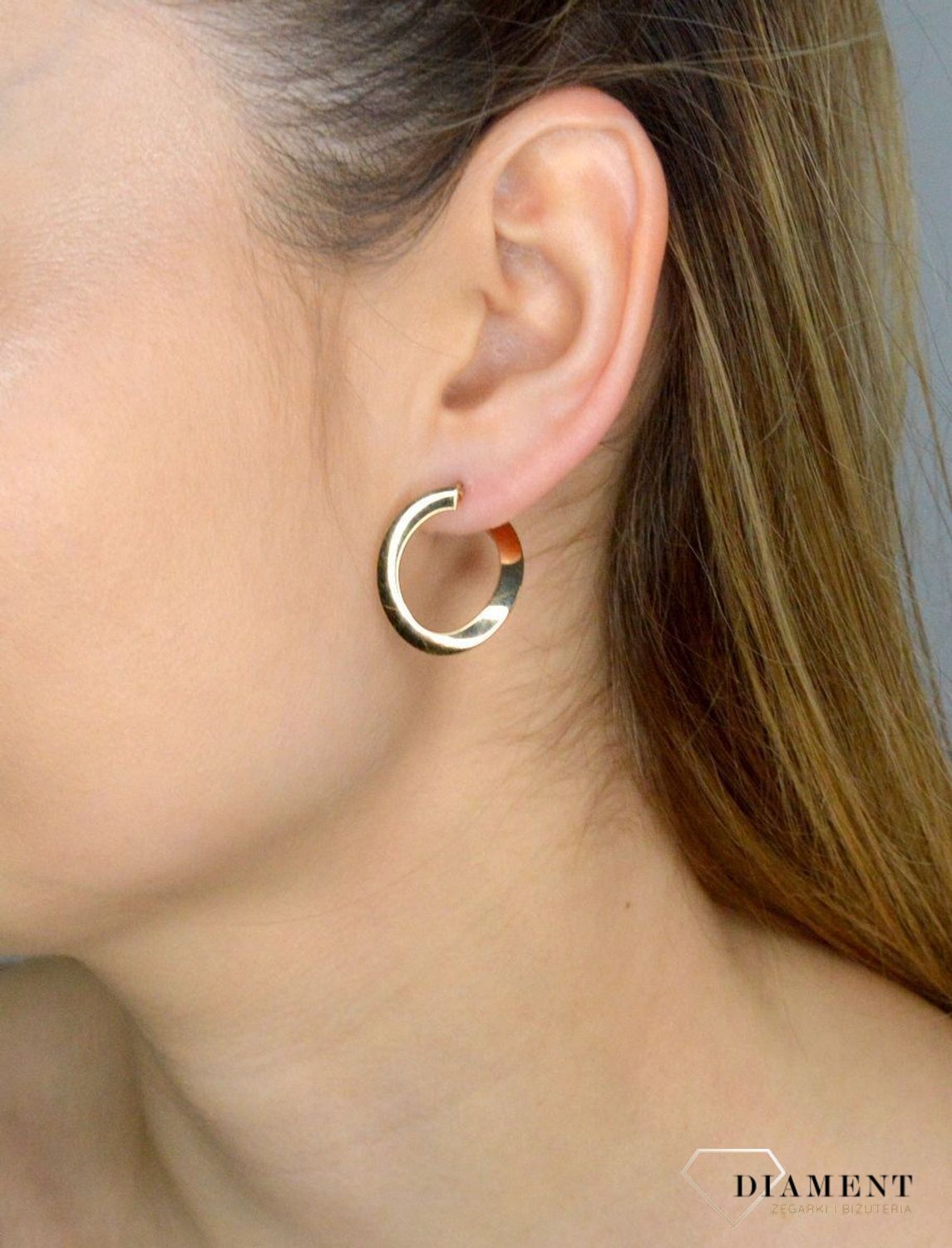 Kolczyki złote kółko z płaskim tyłem DIA-KLC-11253-375.Stylowe kolczyki wykonane z wysokiej jakości złota próby 375. Kolczyki mają kształt gładkiego kółka z płaskim tyłem. .webp