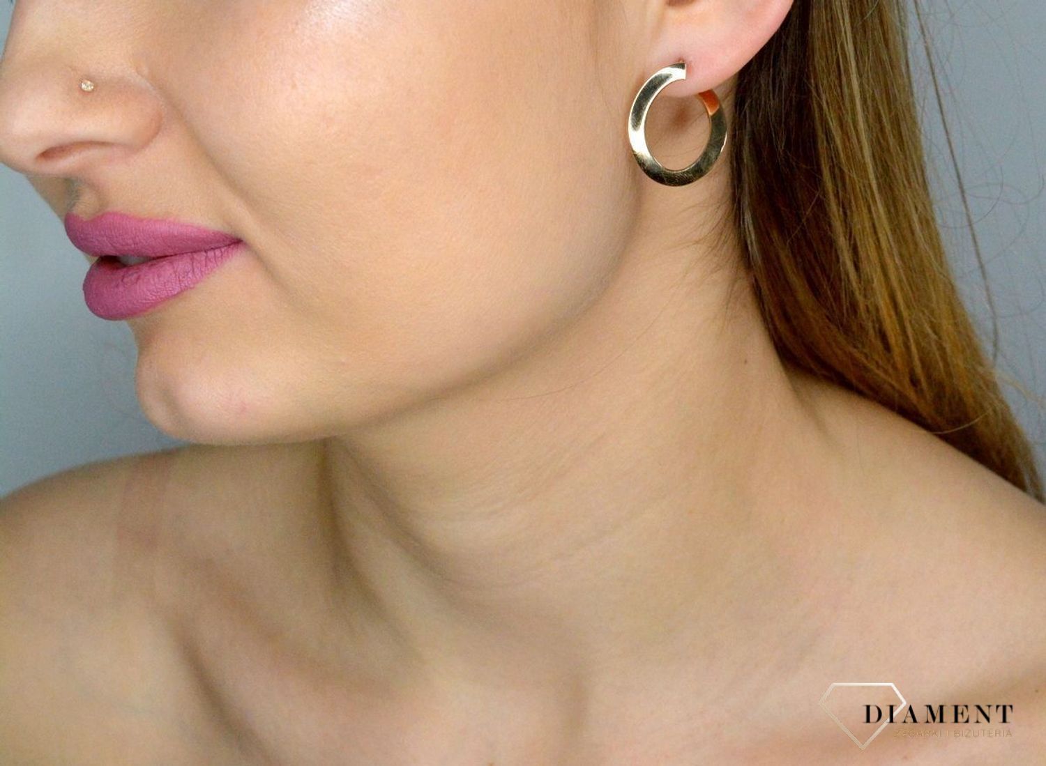 Kolczyki złote kółko z płaskim tyłem DIA-KLC-11253-375.Stylowe kolczyki wykonane z wysokiej jakości złota próby 375. Kolczyki mają kształt gładkiego kółka z płaskim tyłem. .webp