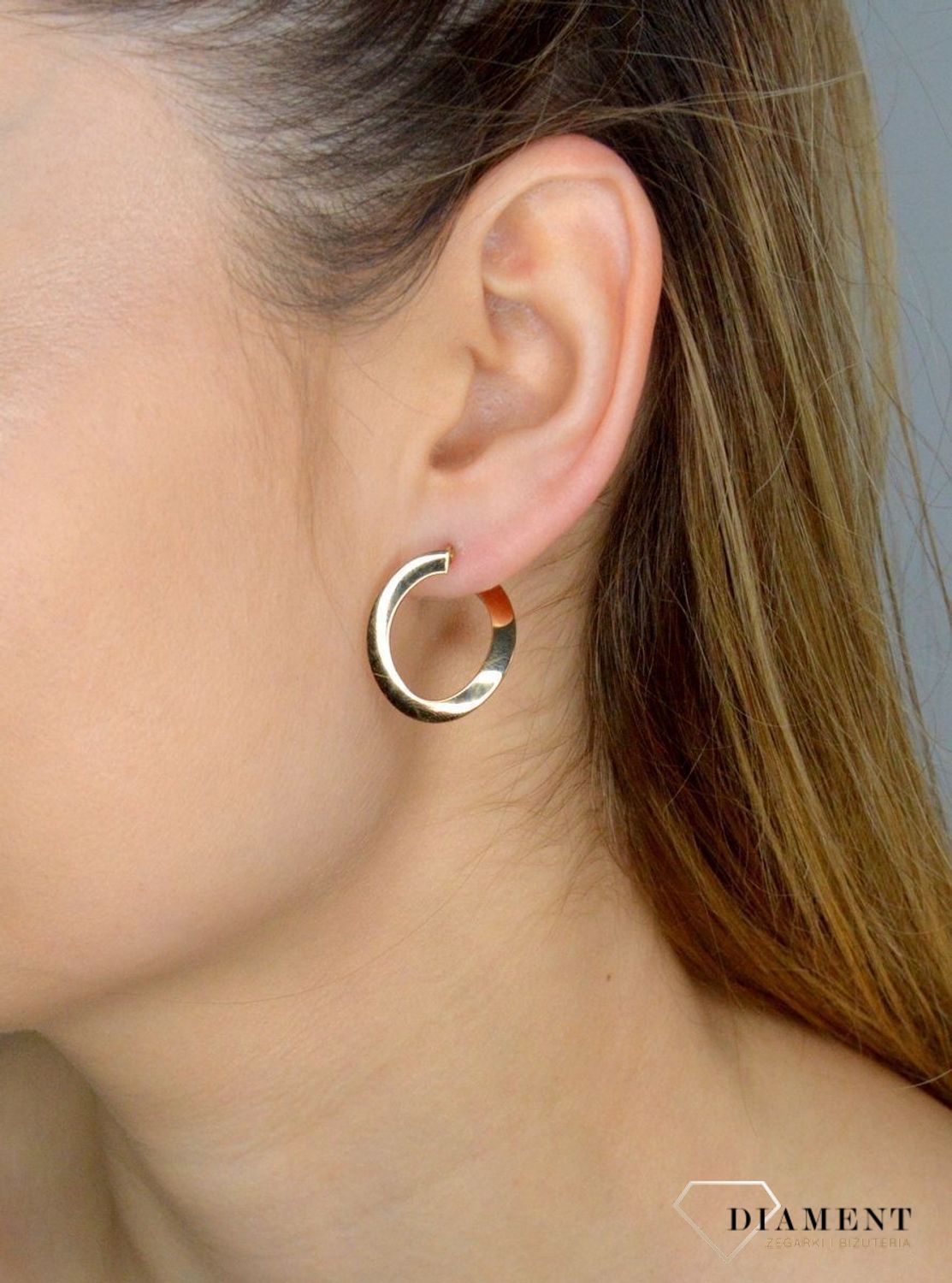 Kolczyki złote kółko z płaskim tyłem DIA-KLC-11253-375.Stylowe kolczyki wykonane z wysokiej jakości złota próby 375. Kolczyki mają kształt gładkiego kółka z płaskim tyłem. .webp