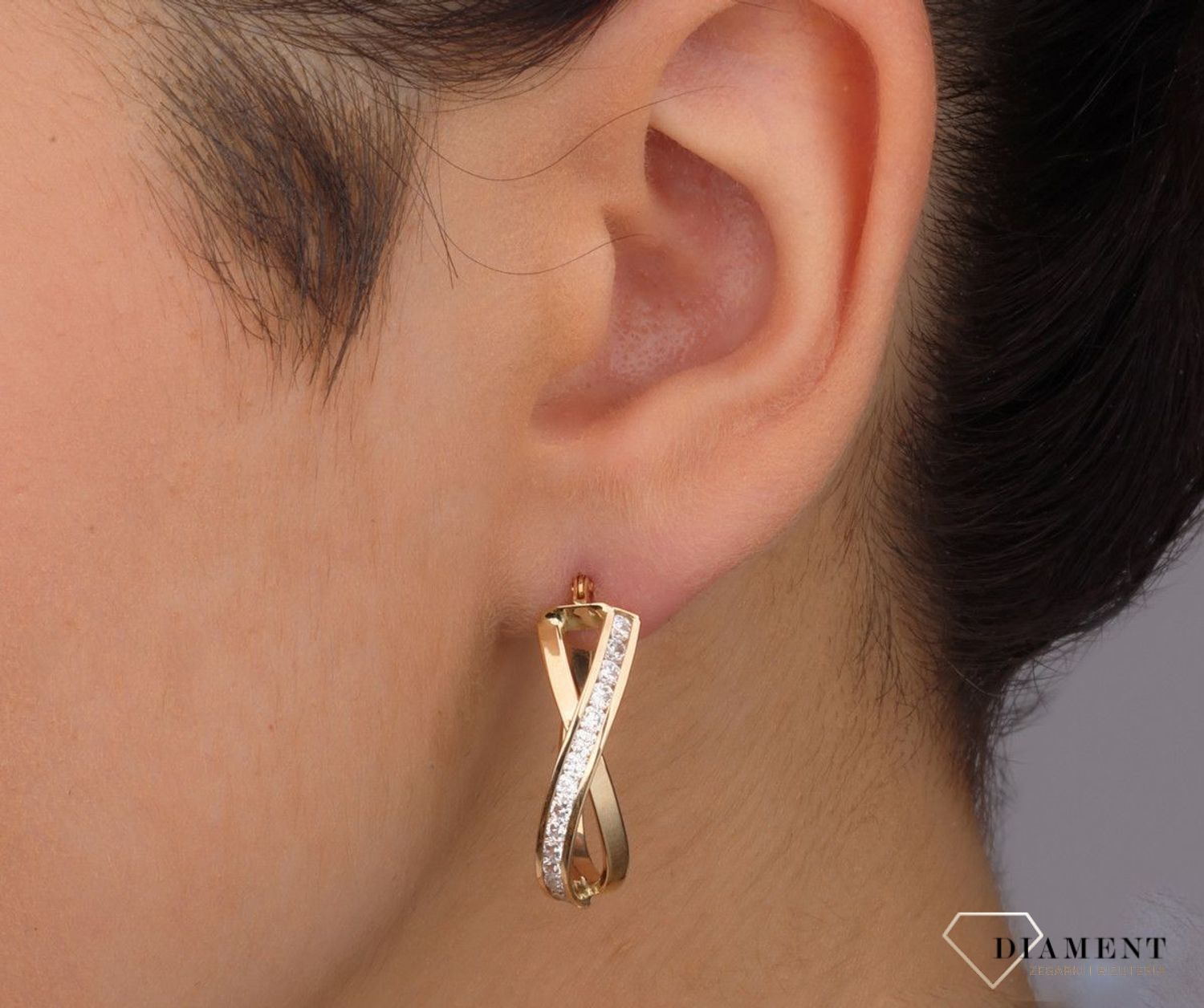 Złote kolczyk damskie owalne koła 373 Zakręcony owal ozdobiony cyrkoniami DIA-KLC-11259-375. Złote kolczyki koła idealne na prezent. Ponadczasowe złote kolczyki damskie z cyrkoniami. Złote kolczyki o bogatym wyglądzie..jpg