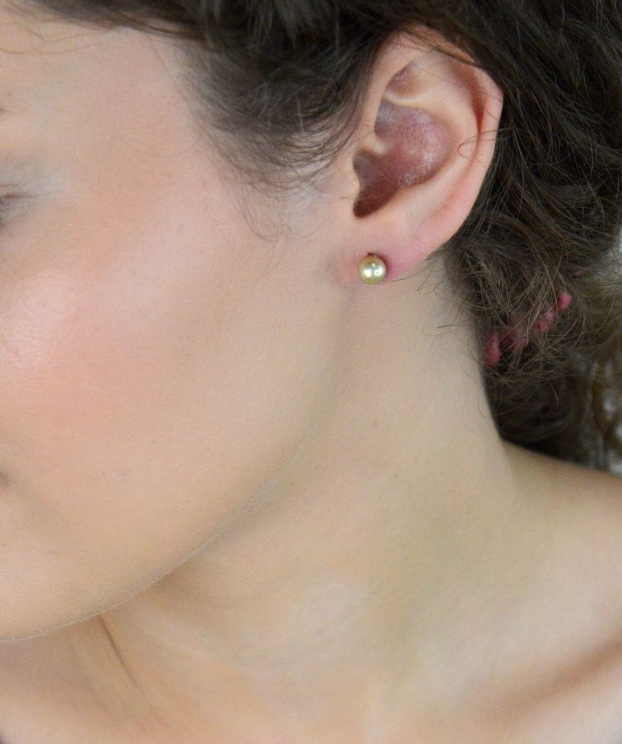 Kolczyki damskie pozłacane ze srebra 925 z perłą z muszli 6 mm. Rodowane srebro, zapięcie sztyft. Idealne na co dzień i wyjątkowe okazje. Ponadczasowy styl i elegancja.1.jpg